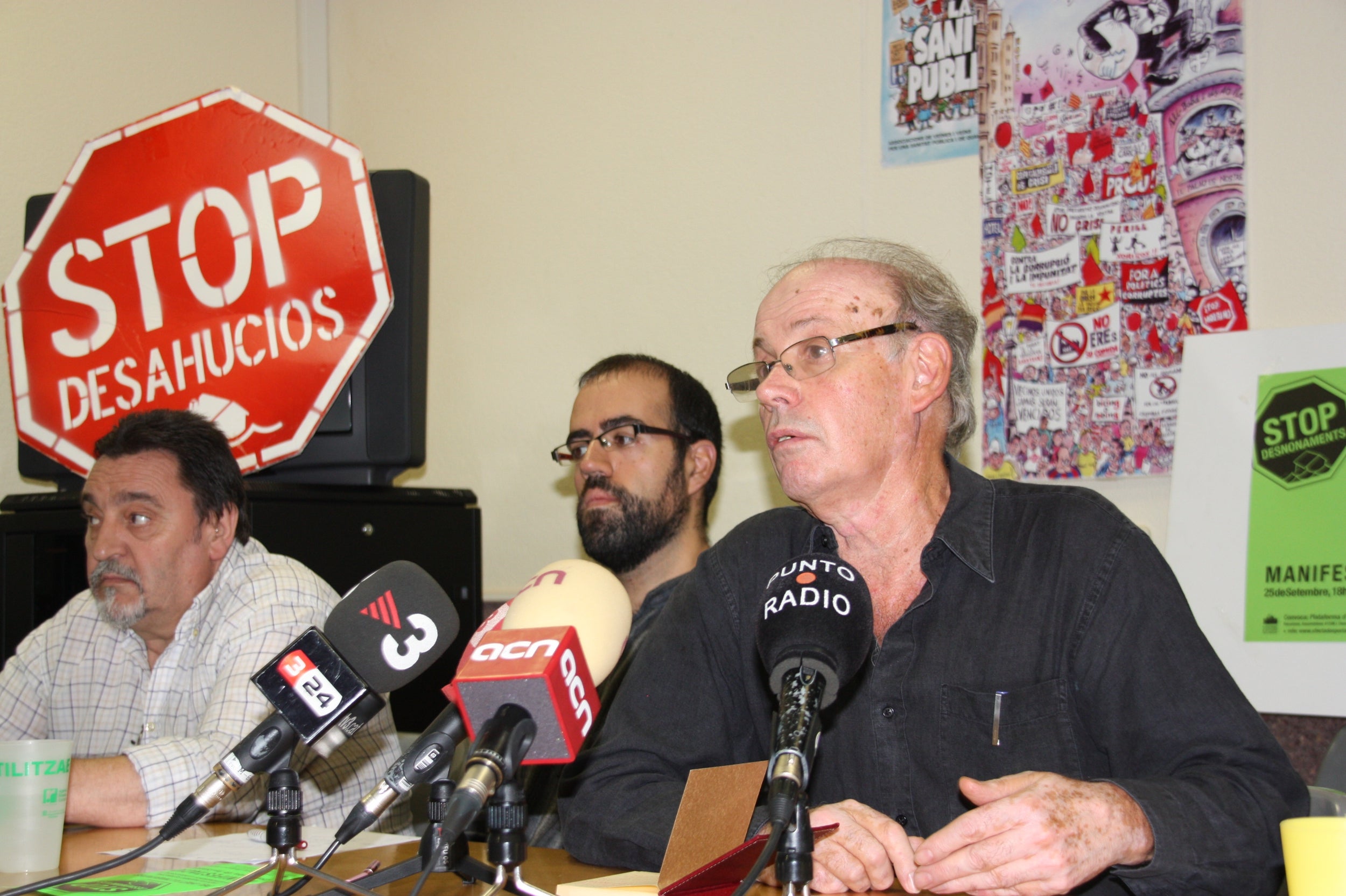 Jordi Borja, a l'esquerra, durant una roda de premsa contra els desnonaments / ACN-Josep Molina