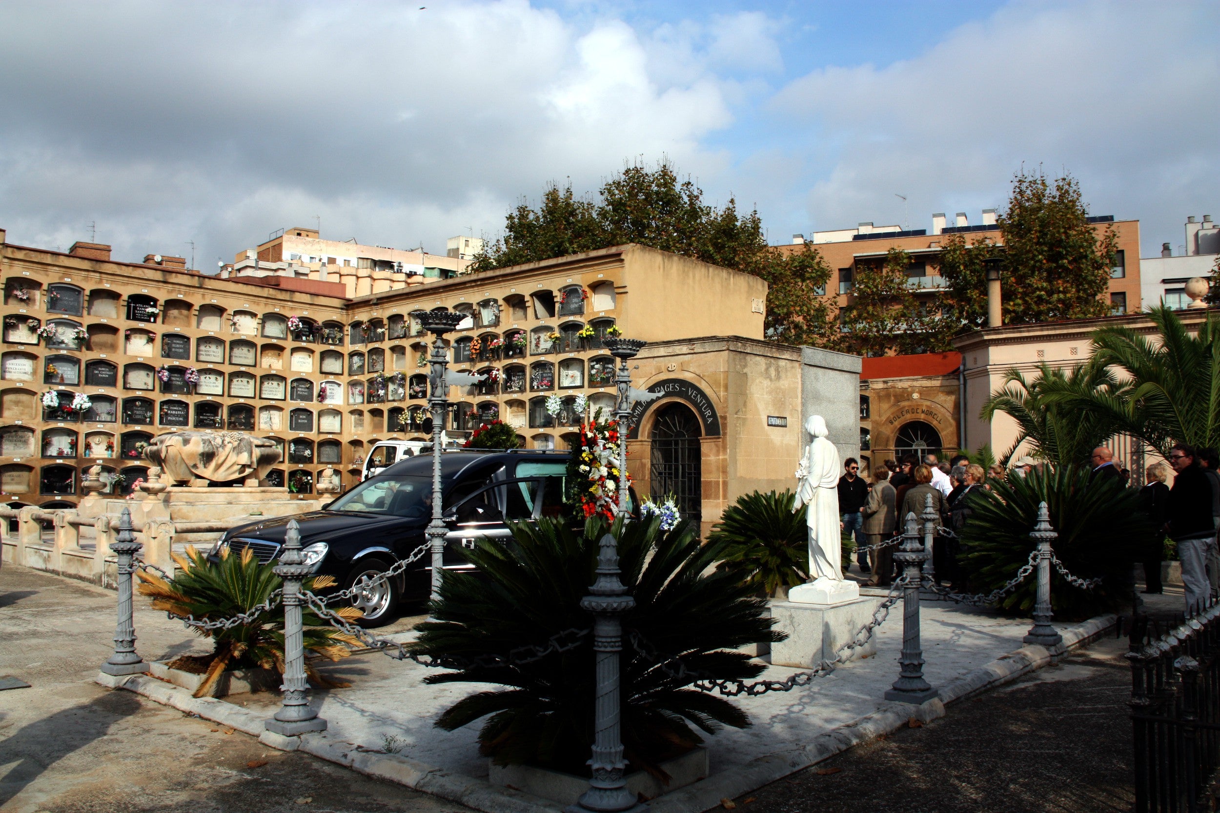Un cotxe funerari en un sepeli al cementiri de Sant Andreu / ACN