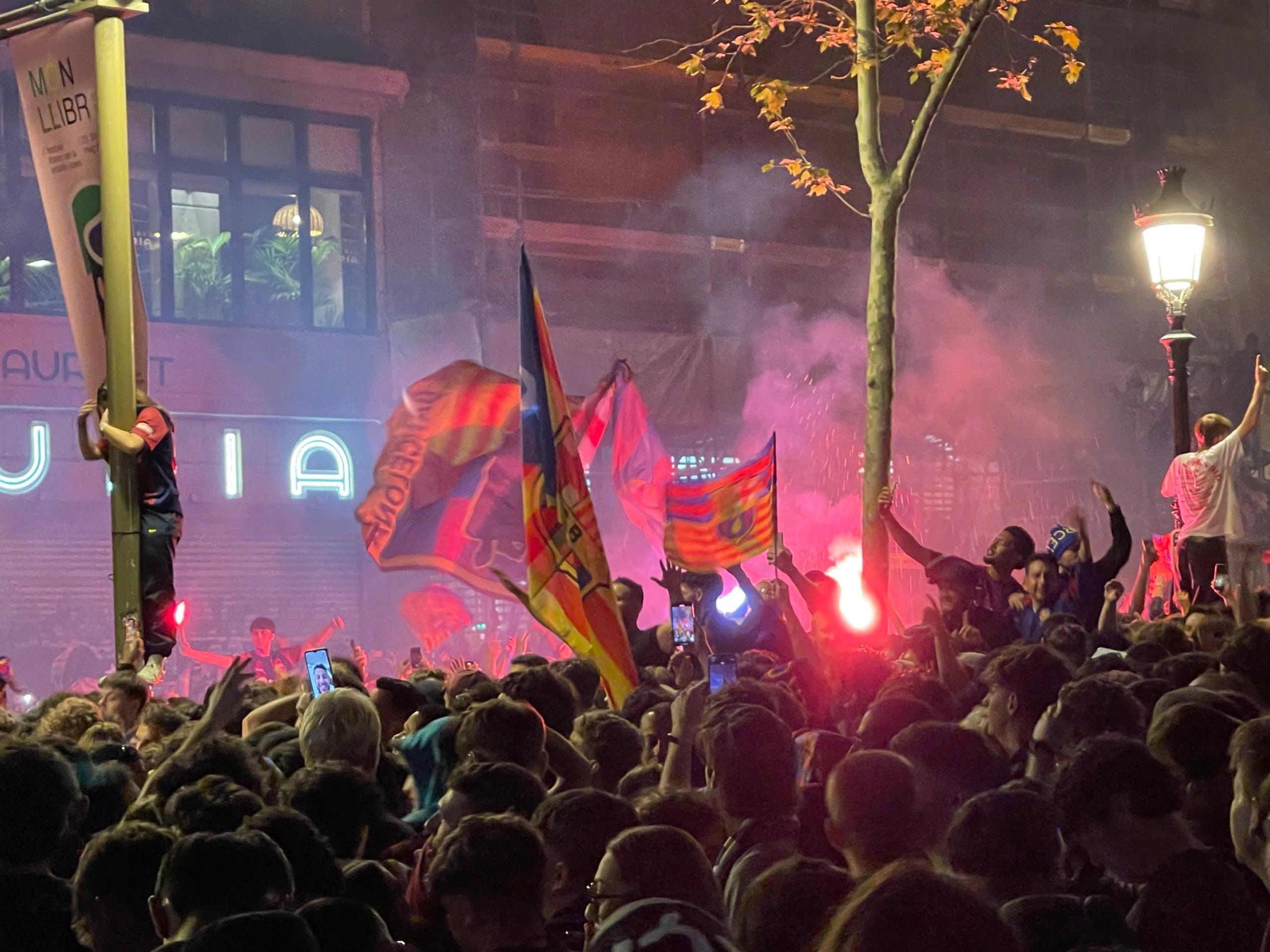 Aficionats del FC Barcelona a la celebració de la Lliga a Canaletes / ACN