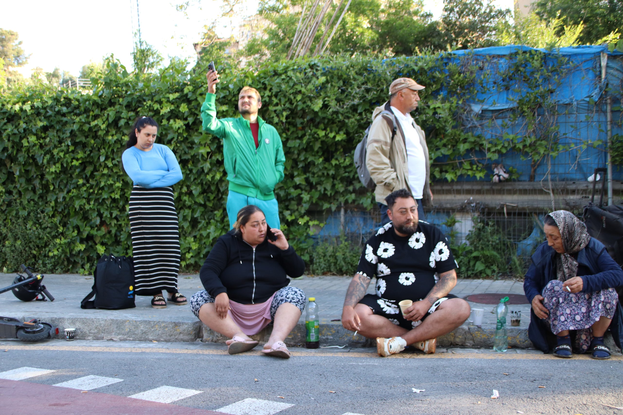 Diverses persones desallotjades de l'assentament de barraques de Vallcarca / ACN