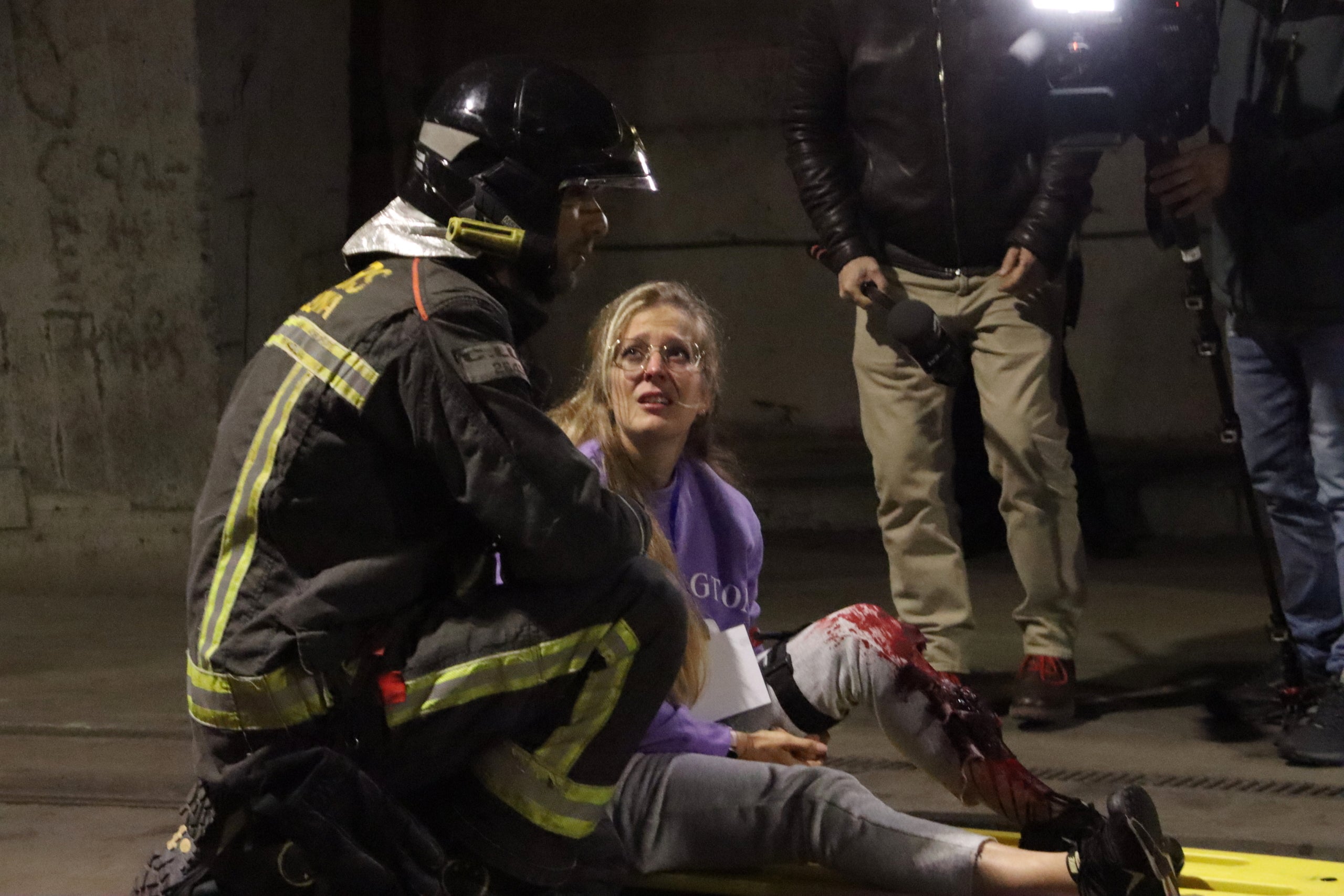 Una figurante del simulacro de accidente entre un tranvía y un coche, con una herida (ficticia) en la pierna después de ser rescatada por los Bomberos de Barcelona / Laura Fíguls (ACN) 