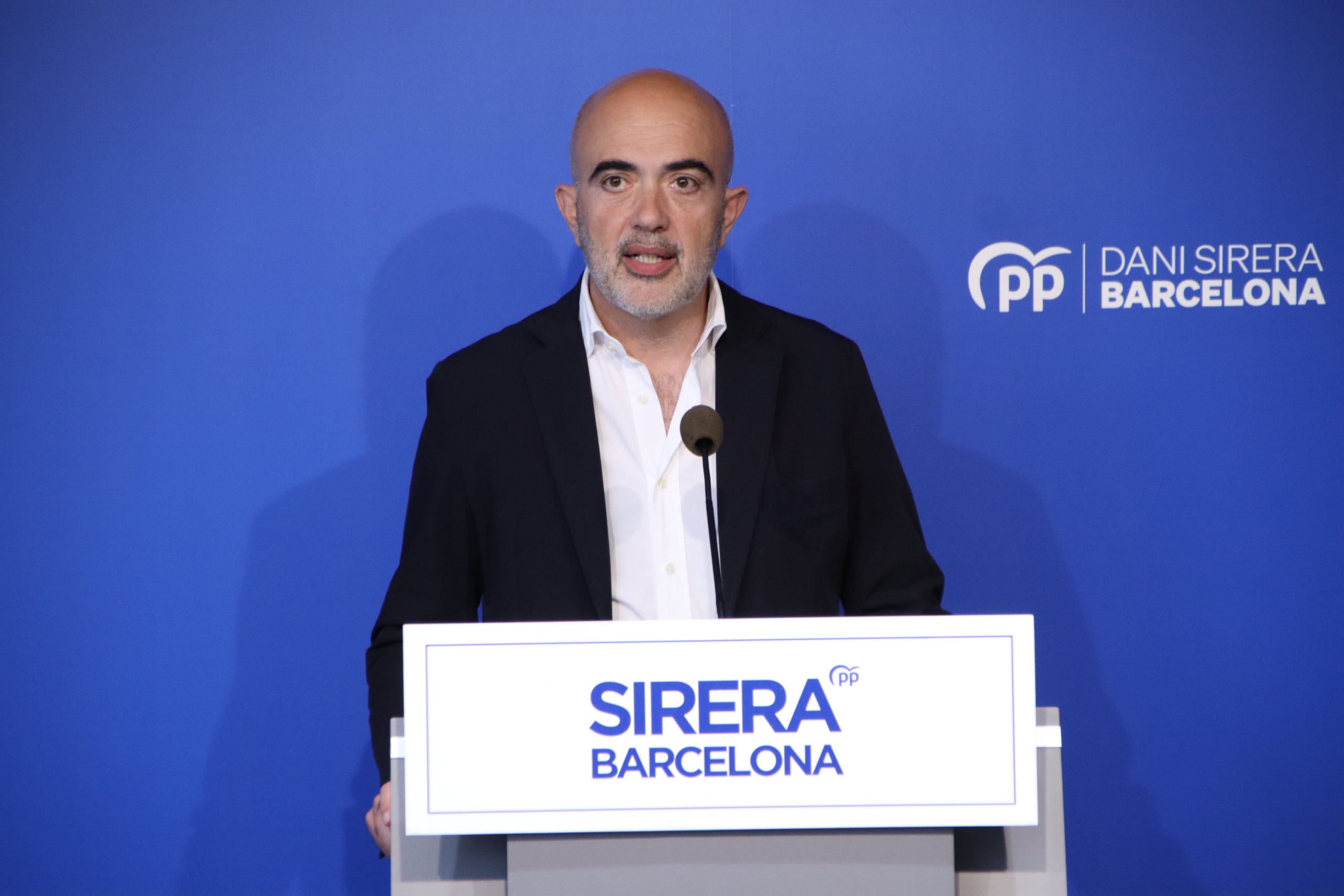 El president del PP a l'Ajuntament de Barcelona, Daniel Sirera, en roda de premsa | Blanca Blay (ACN)