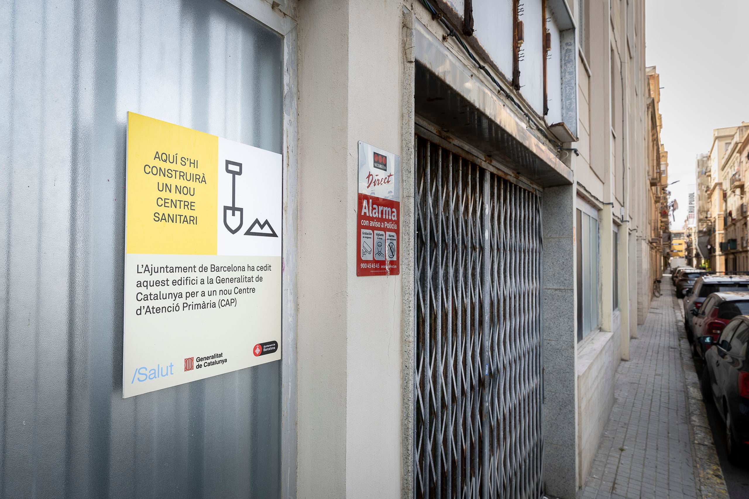Un rètol anuncia la construcció del nou CAP a l'antiga clínica Barceloneta, aquest dimecres / Jordi Play