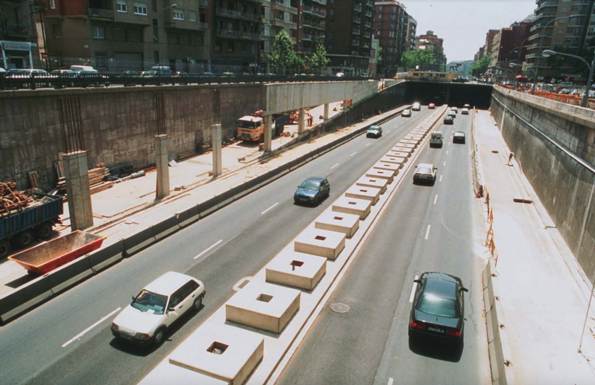 La ronda del Mig durant les primeres fases de la seva cobertura, que es van allargar fins al 2003 / Projecte dels arquitectes Jordi Henrich i Olga Tarrasó