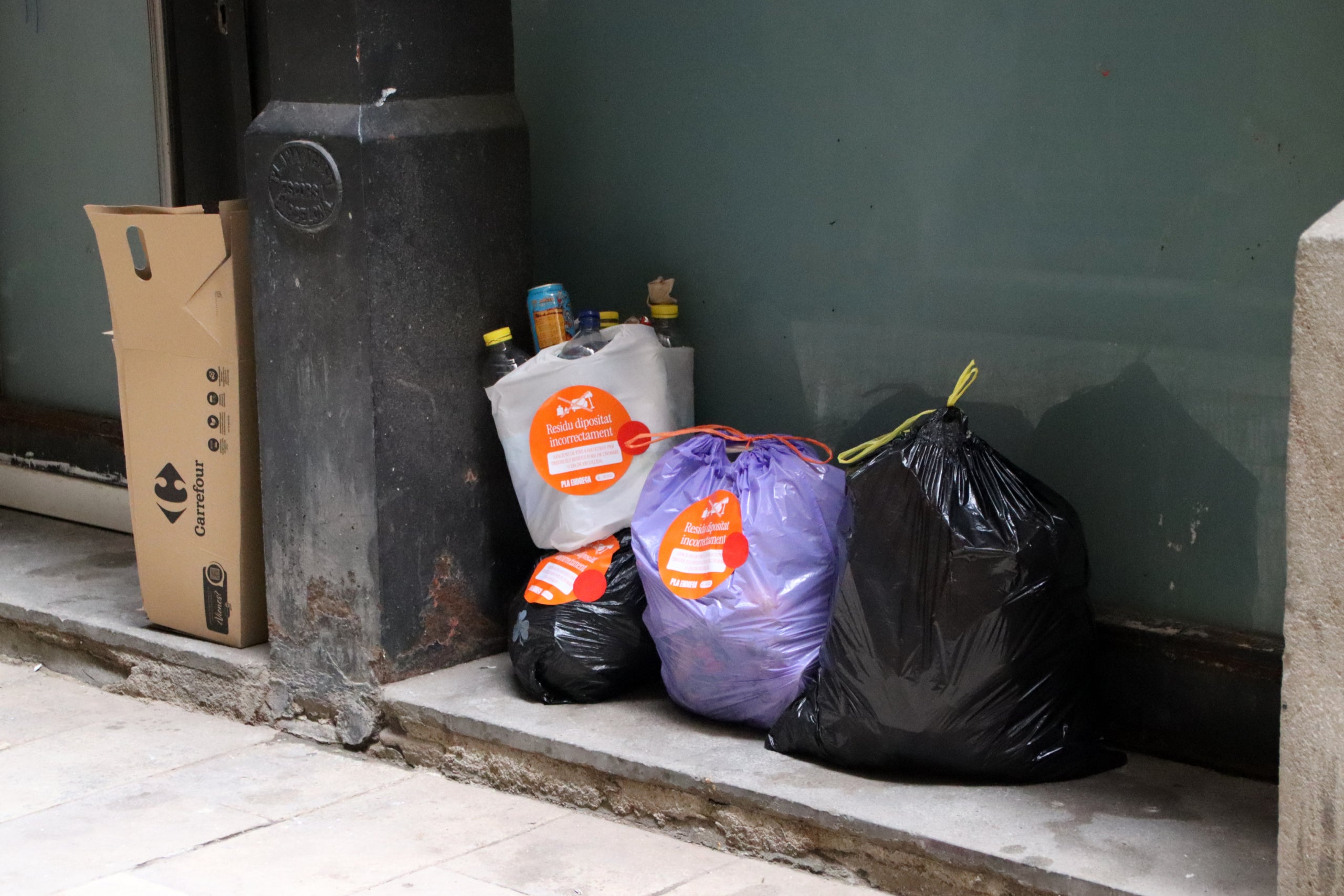 Bosses d'escombraries als carrers de Ciutat Vella amb un avís de possibles sancions / ACN