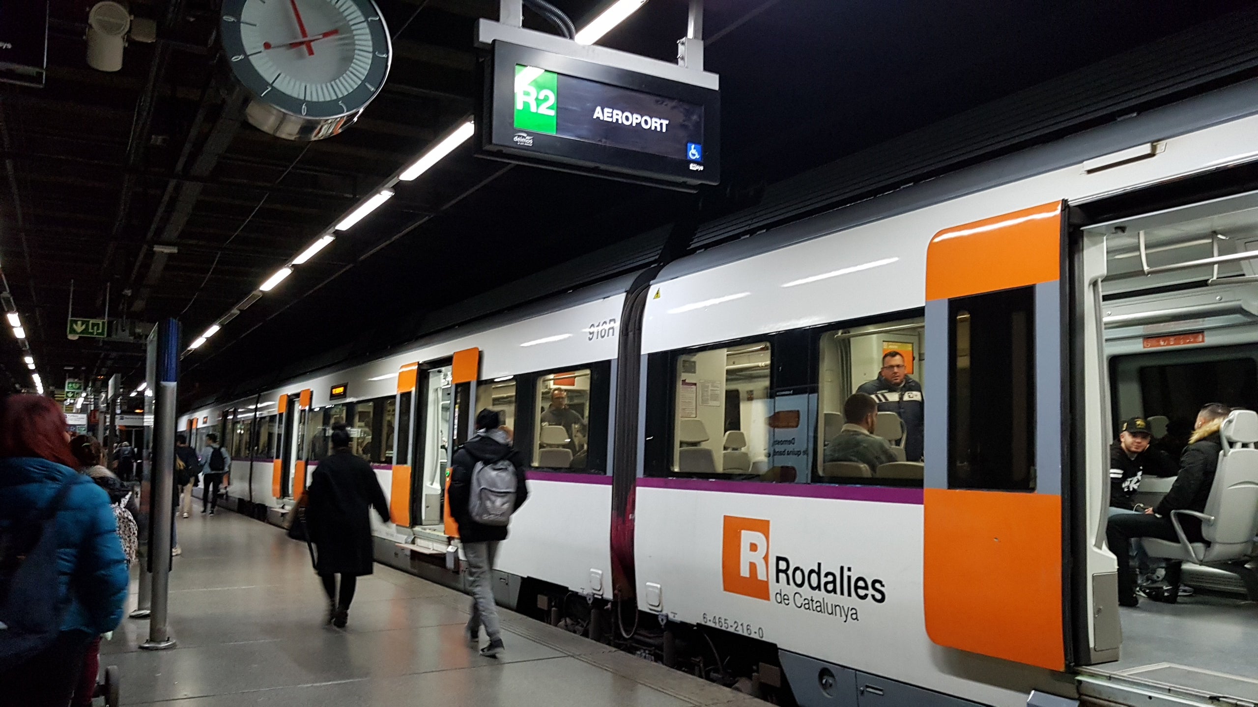 Un tren de l'R2 Nord a l'estació del Clot | Rodalies