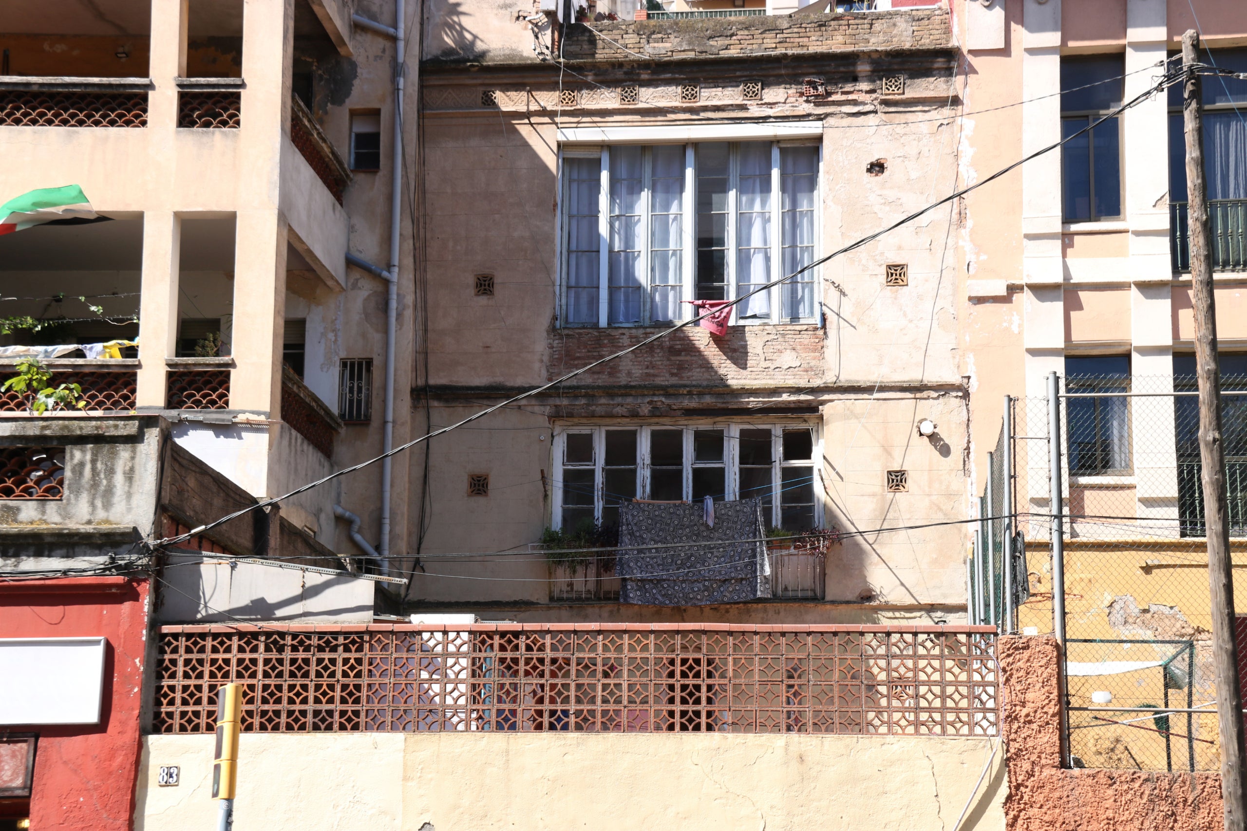 Exterior de la finca afectada de Vallcarca on viu Iru Moner, un dels veïns pendents de ser desallotjats / ACN