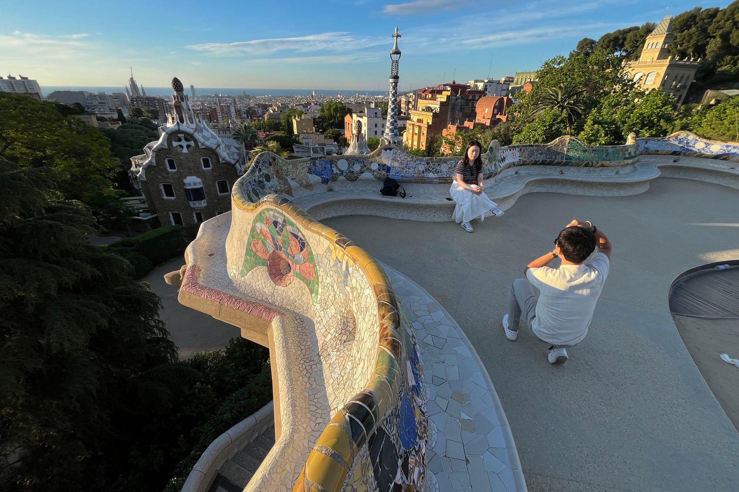 Turistes asiàtics accedeixen al Park Güell amb el passi Gaudir Més en horari d'accés exclusiu per a veïns.
20.05.2025, Barcelona
foto: Jordi Play