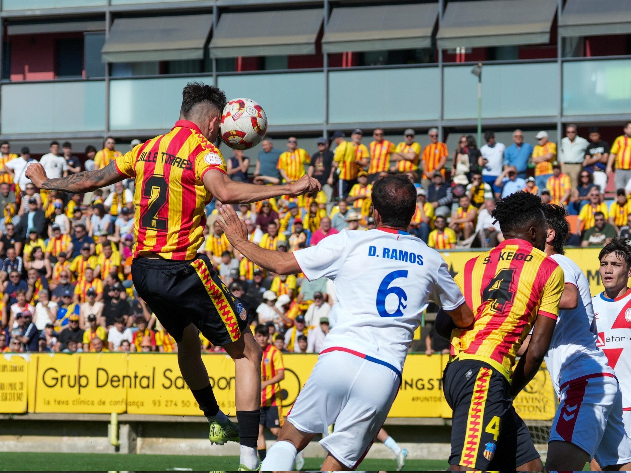 Guille Torres remata un córner però no troba porteria | Unió Esportiva Sant Andreu