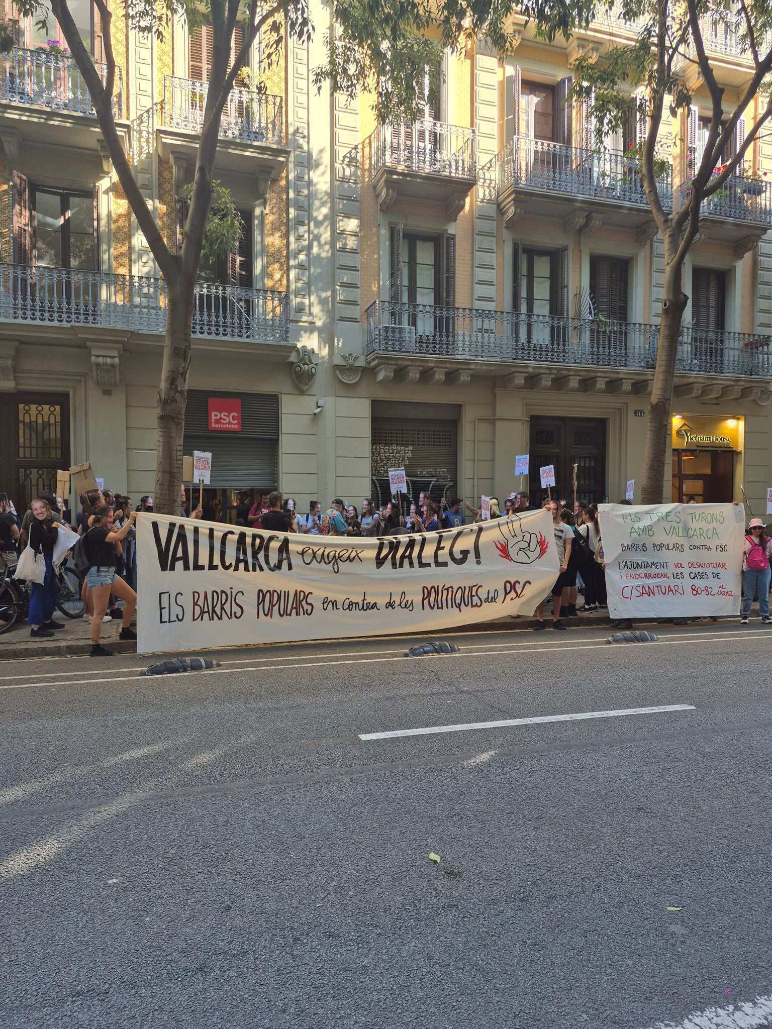 Imatge dels manifestants que han 'ocupat' la seu del PSC / Associació Veïnal Som Barri