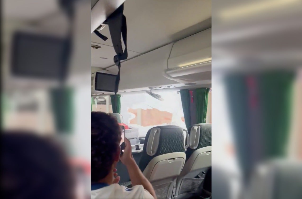 Un frament del vídeo sobre els llançaments d'objectes al bus del Rayo Majadahonda que circula a les xarxes