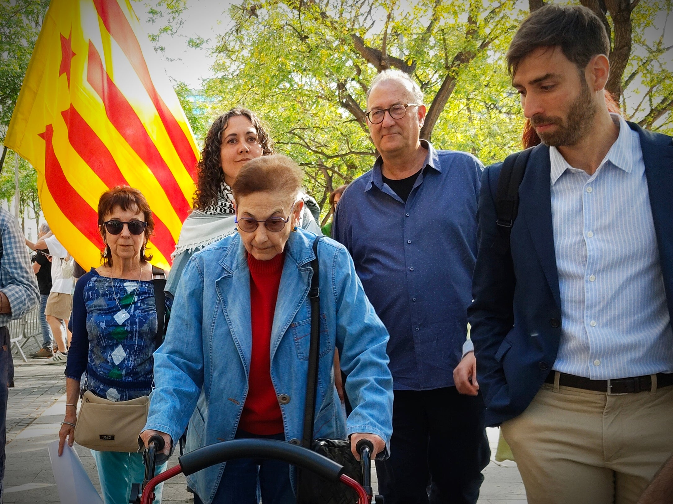 La Blanca Serra acompanyada del seu advocat i escortada per diferents entitats de camí a declarar a la fiscalia | Gabriel G. Garrido