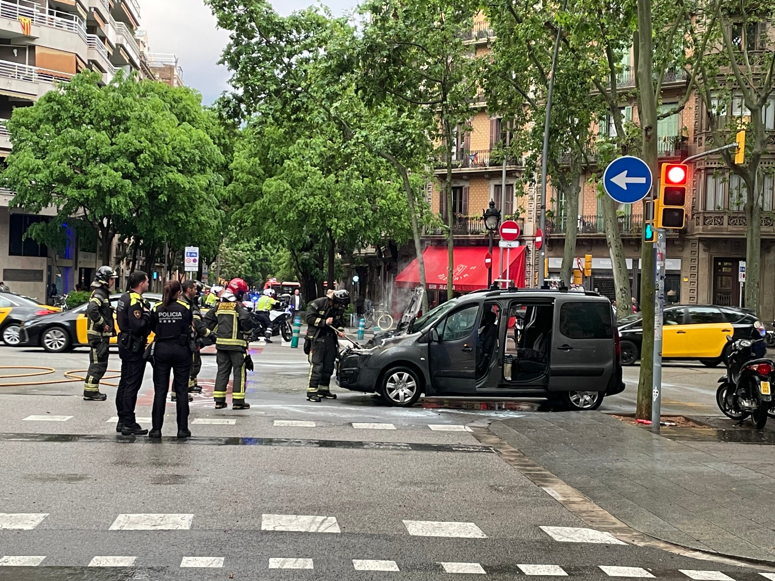 Una furgoneta incendiada ha obligat a tallar la Gran Via / A.R.