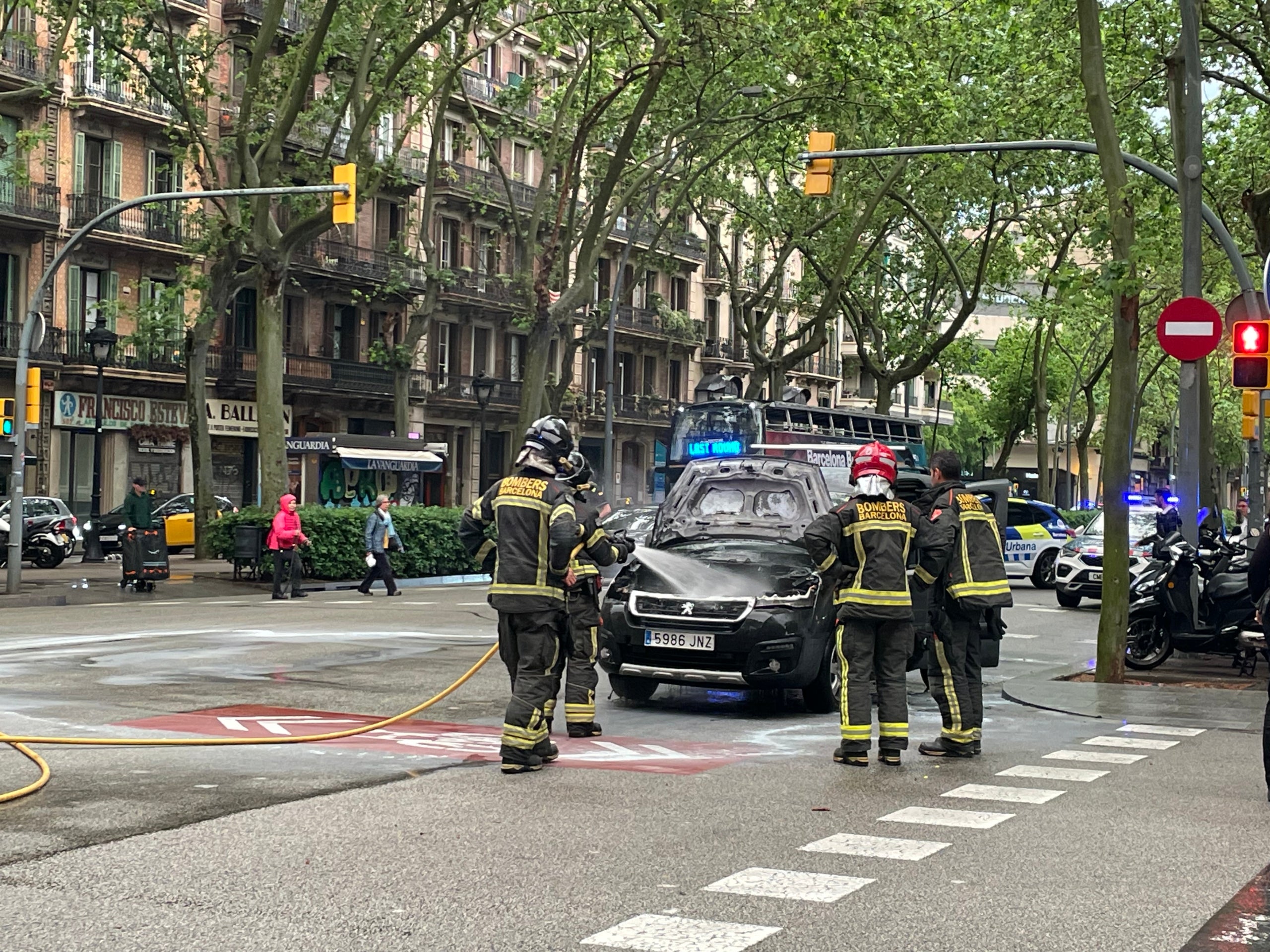 Una furgoneta incendiada ha obligado a cortar la Gran Vía / A.R.