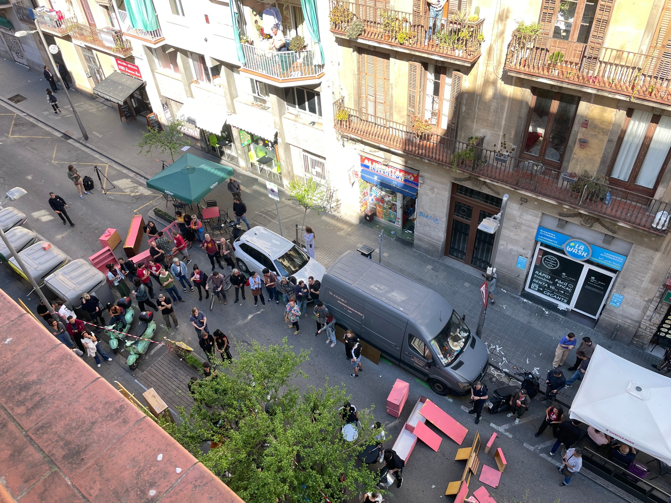 Concentració per evitar el desnonament de la Medusa, un símbol de la lluita prohabitatge al Poble-sec / A.R.