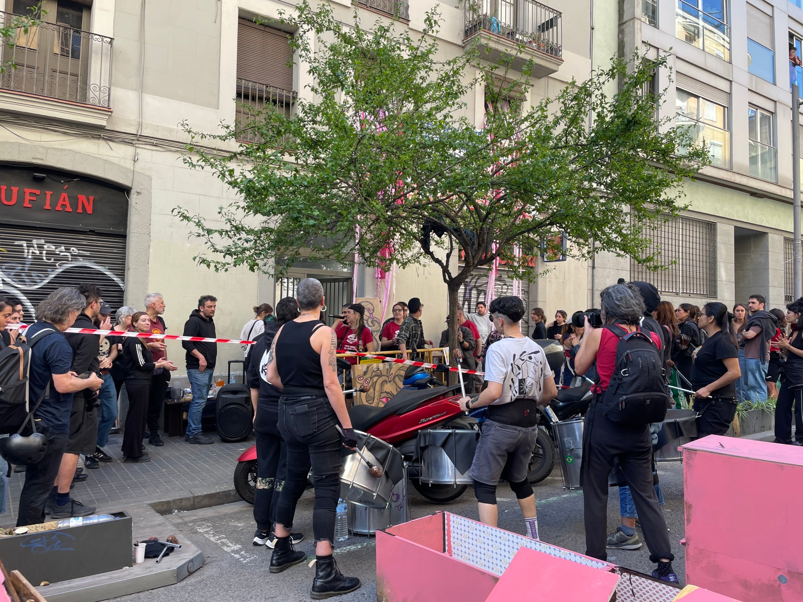 Concentració per evitar el desnonament de la Medusa, un símbol de la lluita prohabitatge al Poble-sec / A.R.