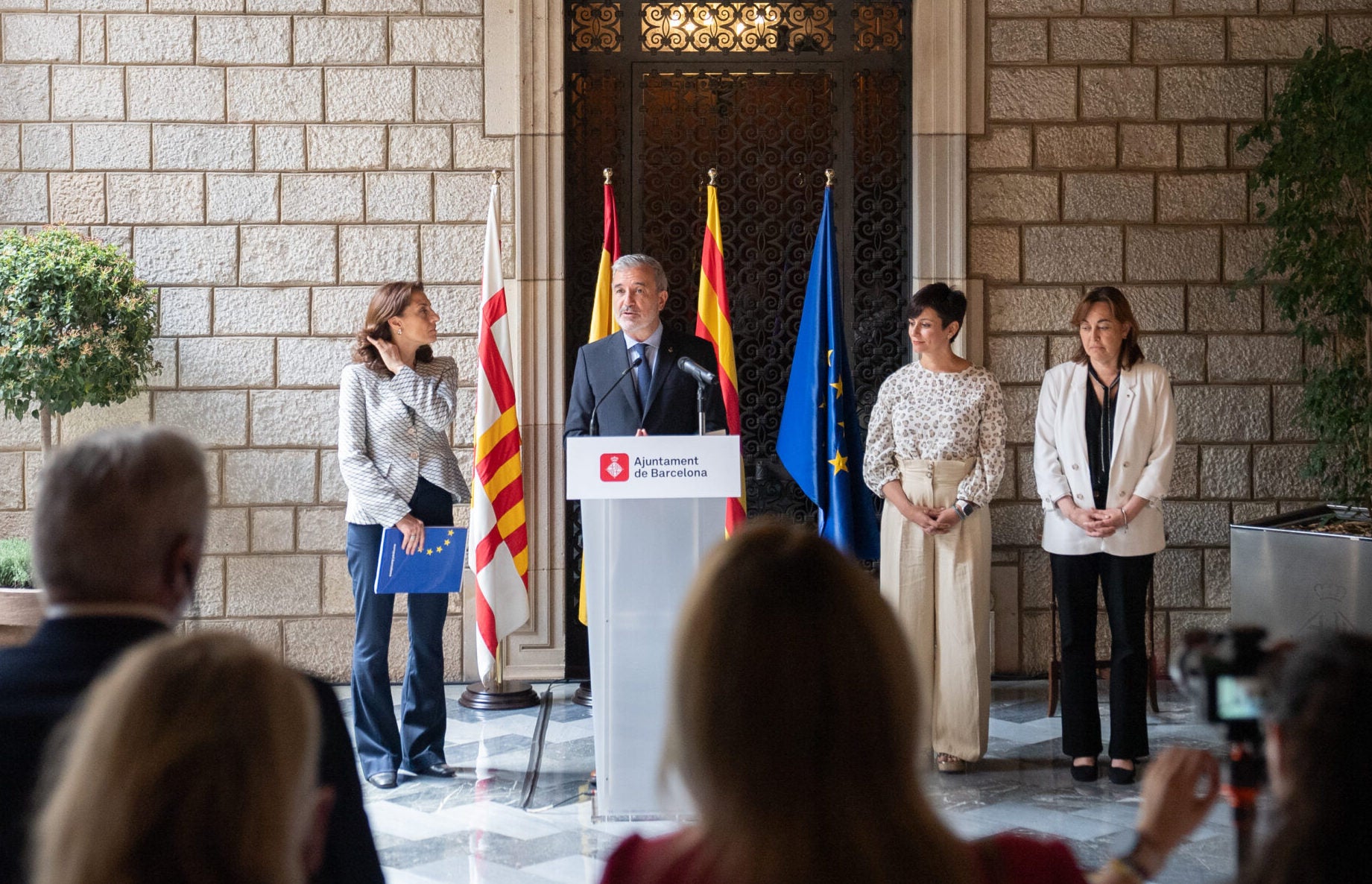 Collboni amb part de la delegació europea a l'Ajuntament | Ajuntament BCN