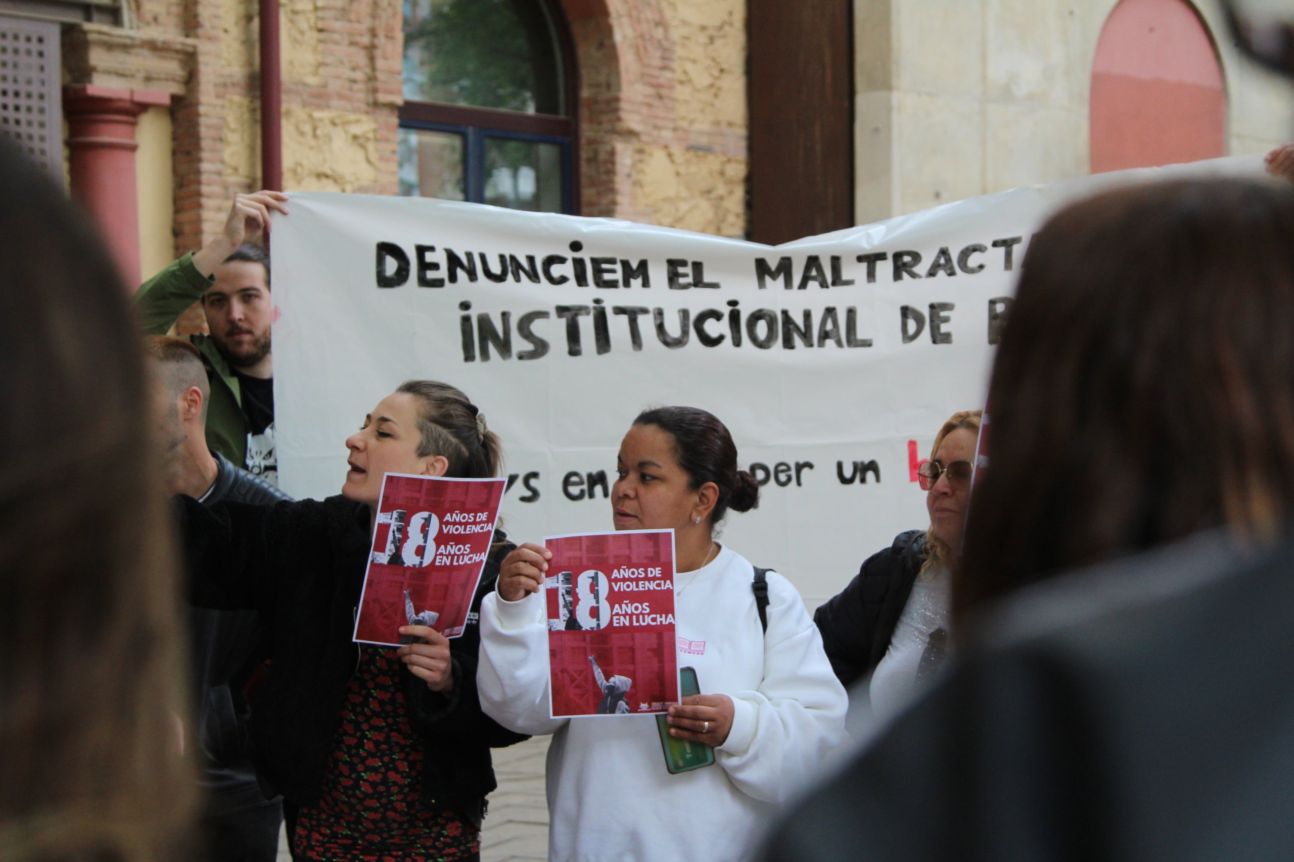 Concentració de suport a la Raquel Martínez, una veïna de Verdum que s'enfronta a un nou intent de desnonament després de patir violència masclista / A.R.