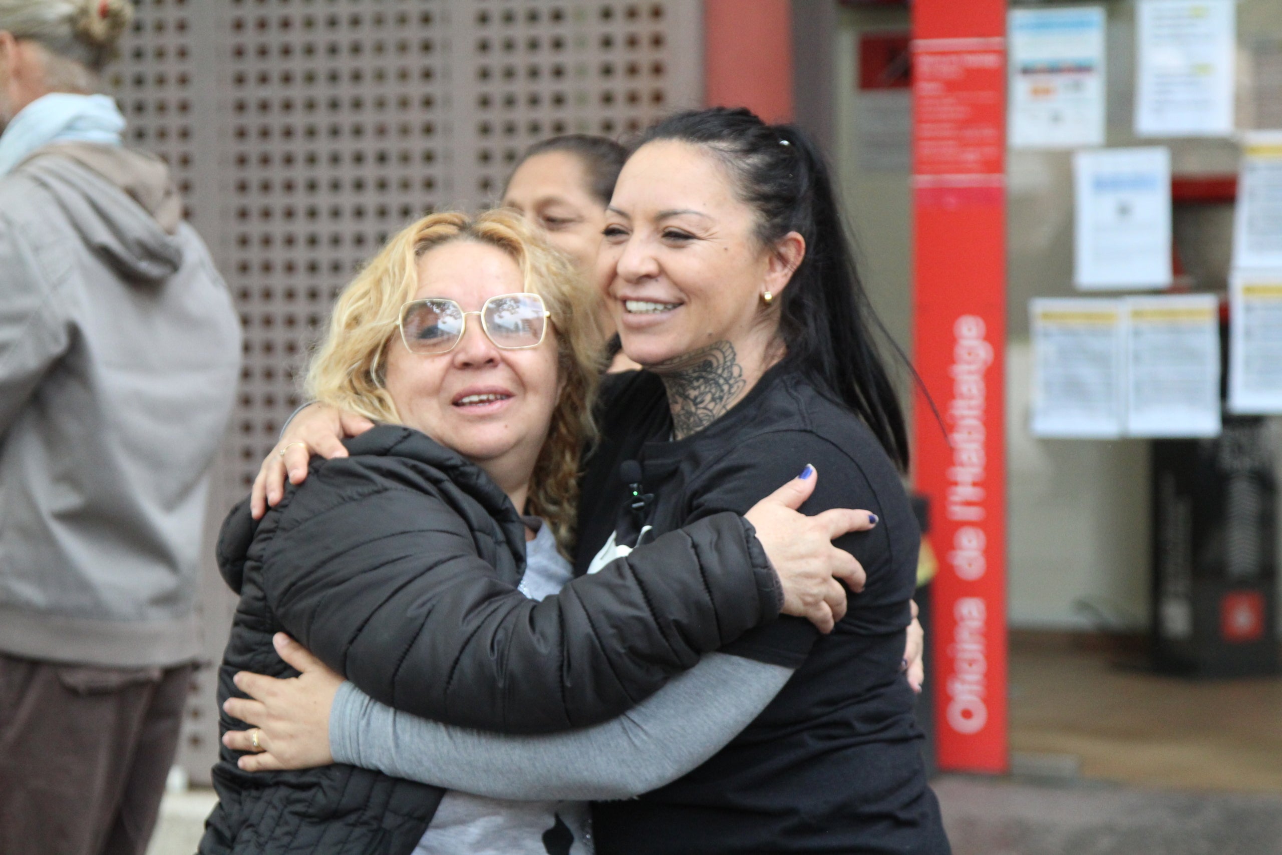 La Raquel Martínez, una veïna de Verdum que s'enfronta a un nou intent de desnonament després de patir violència masclista, i la Iblin Robles s'abracen aquest dimarts / A.R.