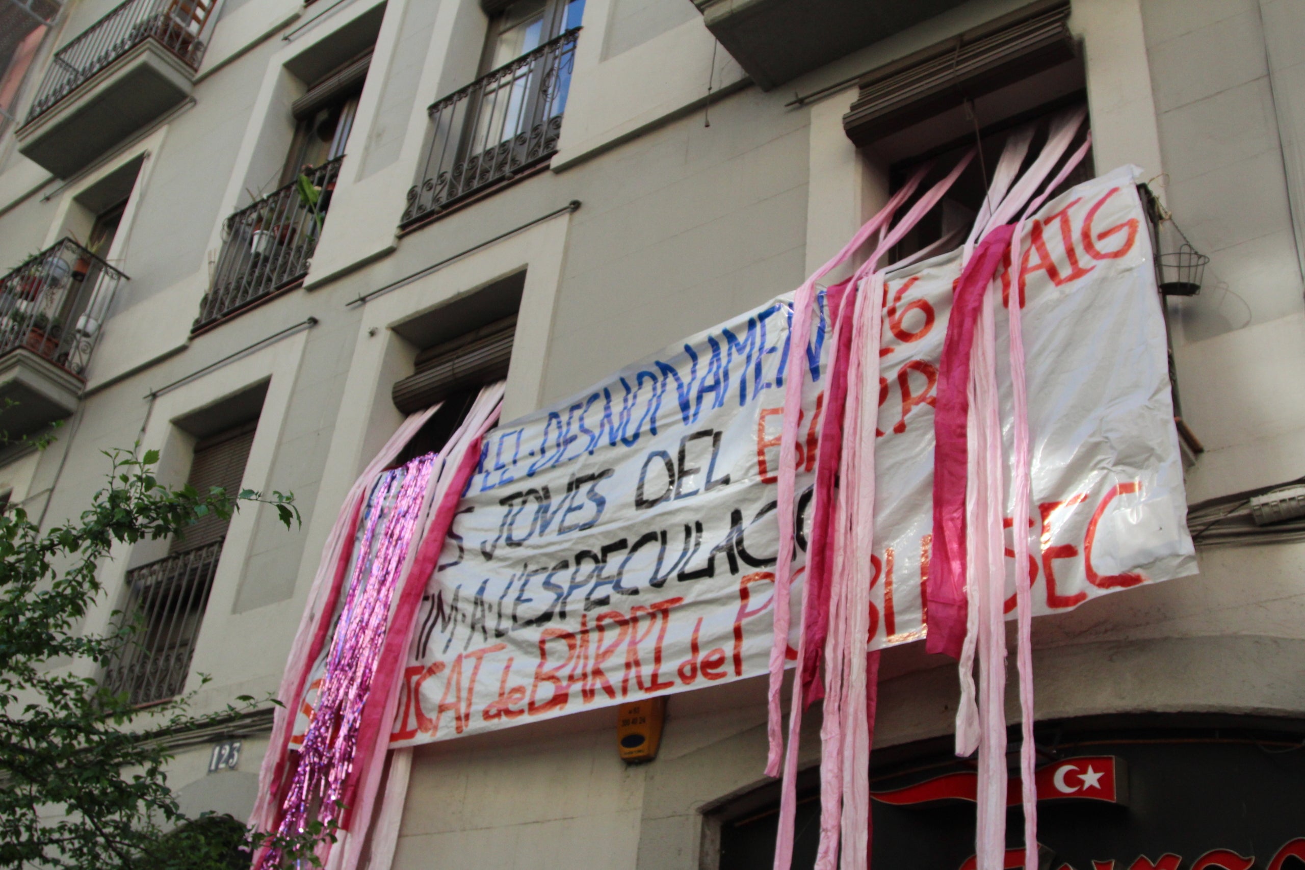 Concentració per evitar el desnonament de la Medusa, un símbol de la lluita prohabitatge al Poble-sec / A.R.