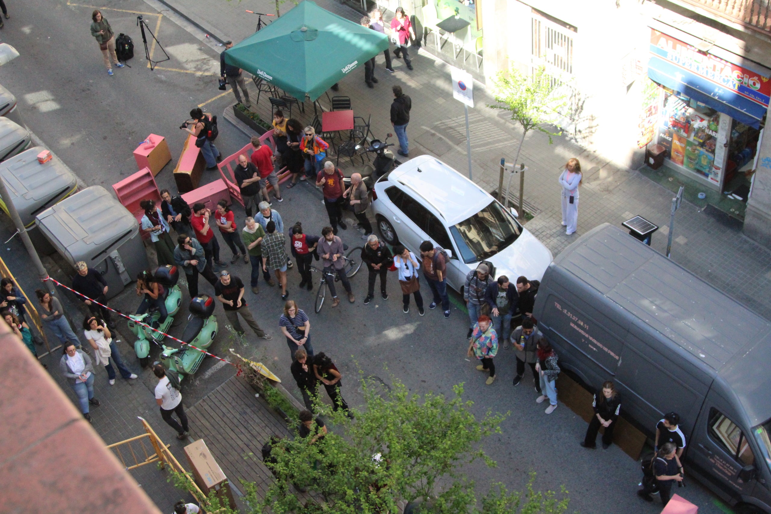 Concentració per evitar el desnonament de la Medusa, un símbol de la lluita prohabitatge al Poble-sec / A.R.