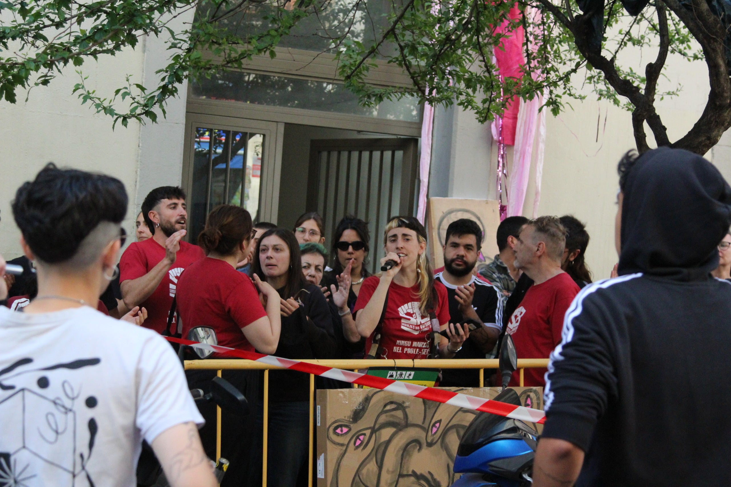 Concentració per evitar el desnonament de la Medusa, un símbol de la lluita prohabitatge al Poble-sec / A.R.