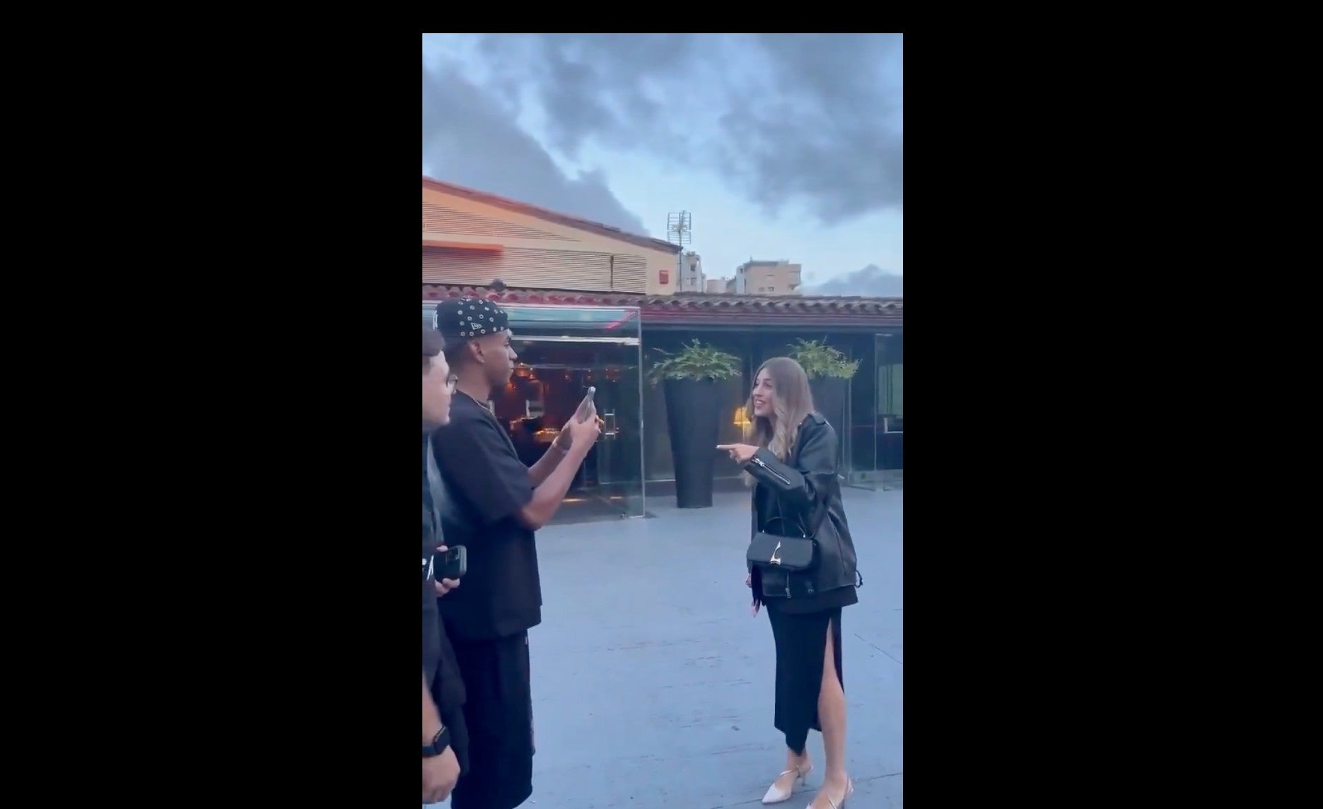 Lamine Yamal, amb la noia que li demana si els pot fer una foto, a les portes d'un restaurant de Barcelona / @FCB_Argentine
