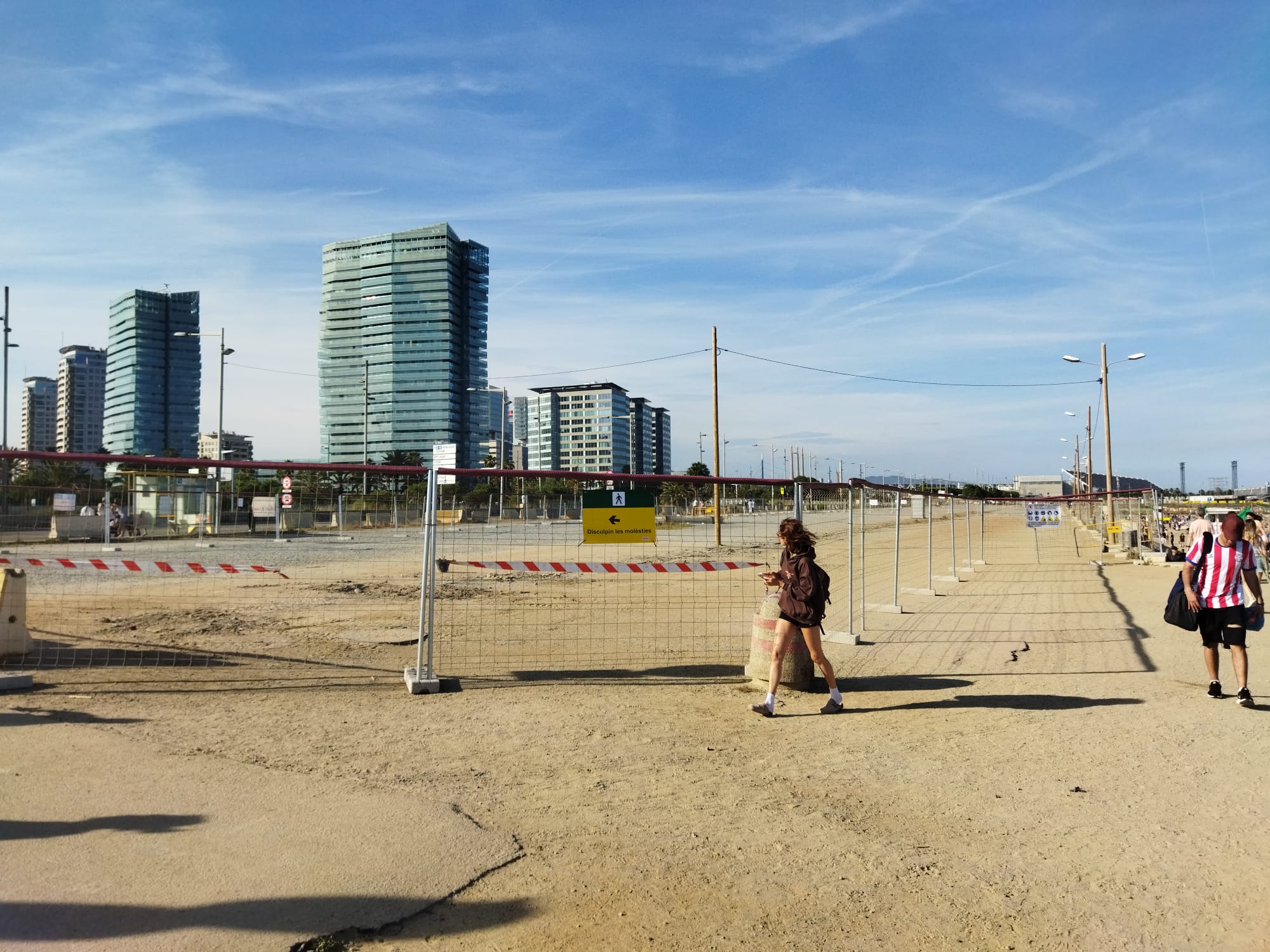 Terrenys del litoral de Sant Martí, tancats per obres a les portes de l'estiu / Jordi Subirana 