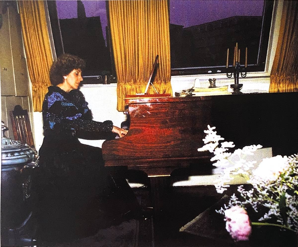 Remei Cortés Ayats en una imagen tocando el piano / Cedida por la familia Cortés