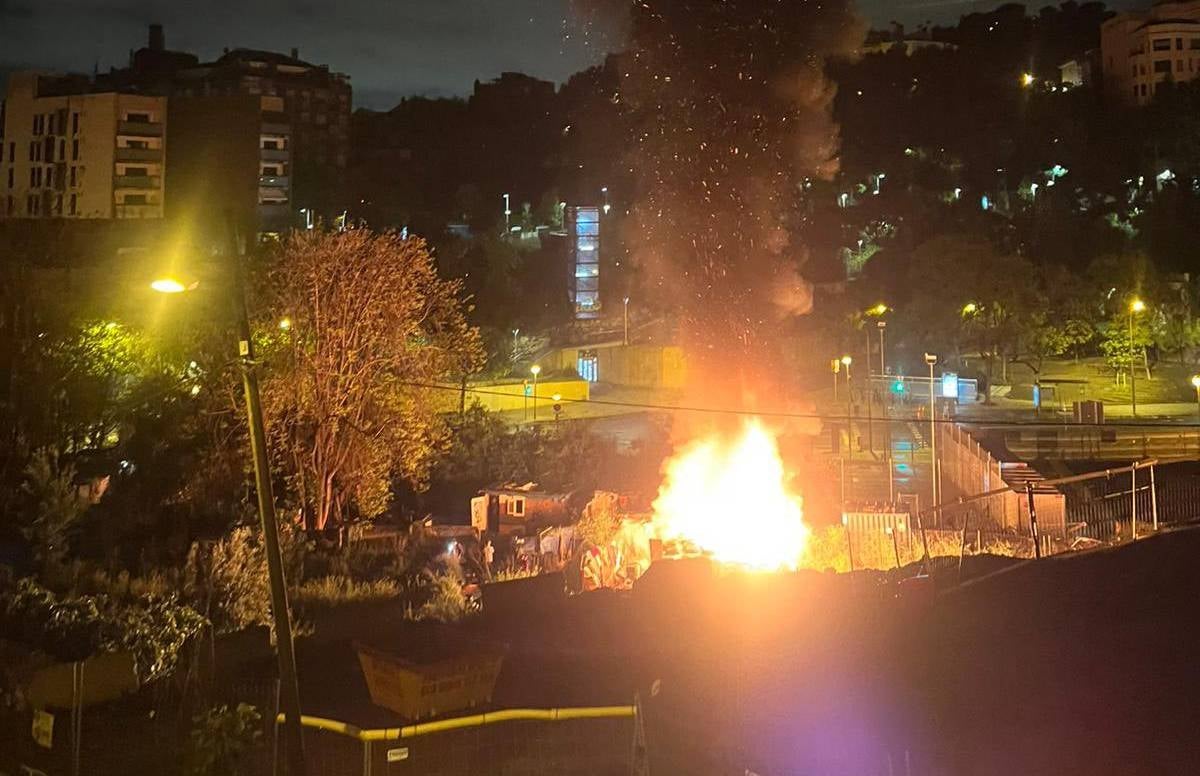 Un incendi en un assentament de barraques a Vallcarca / AV Gràcia Nord
