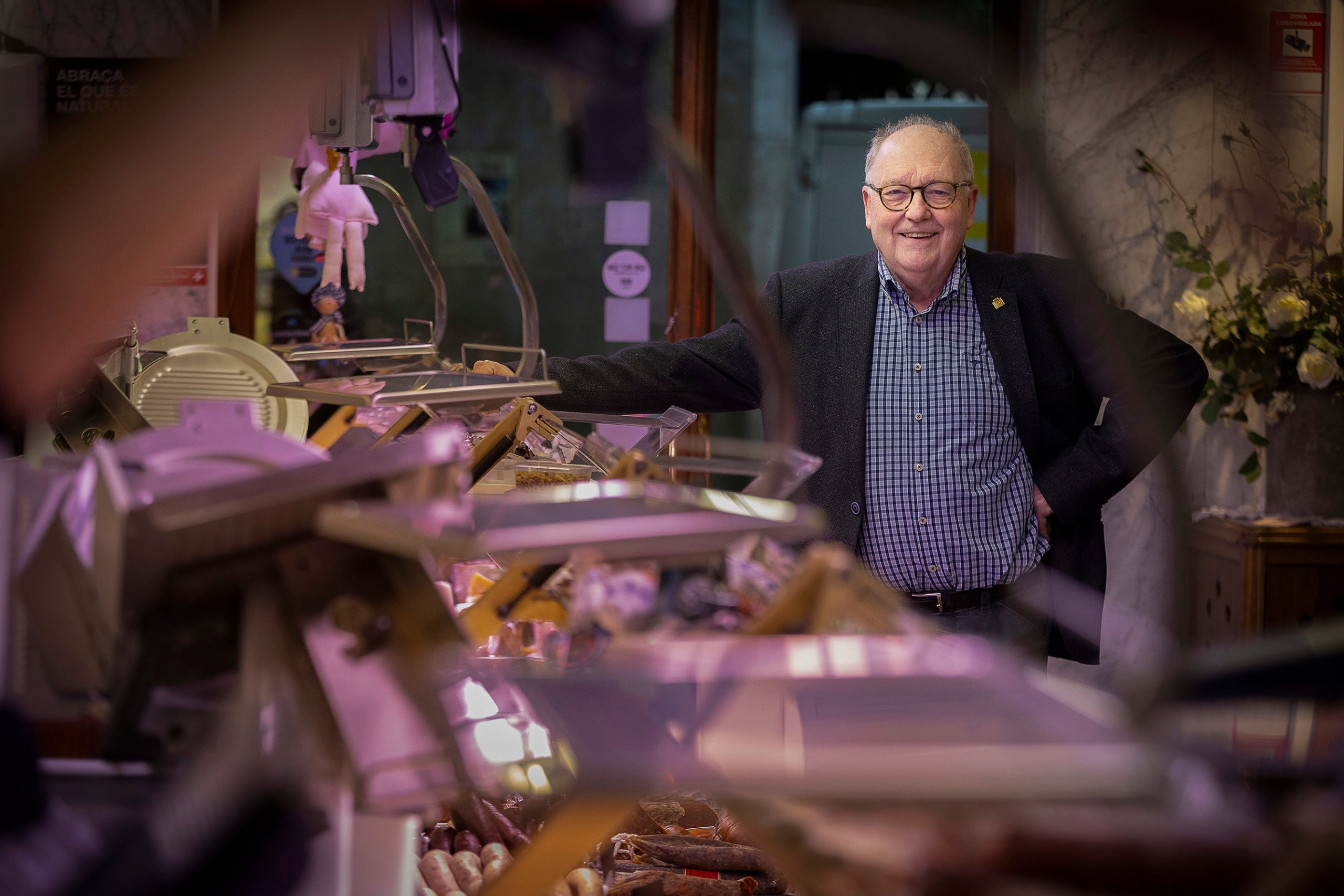 Pròsper Puig, a la seva cansaladeria del carrer Gran de Sant Andreu, a principis de maig / Jordi Play