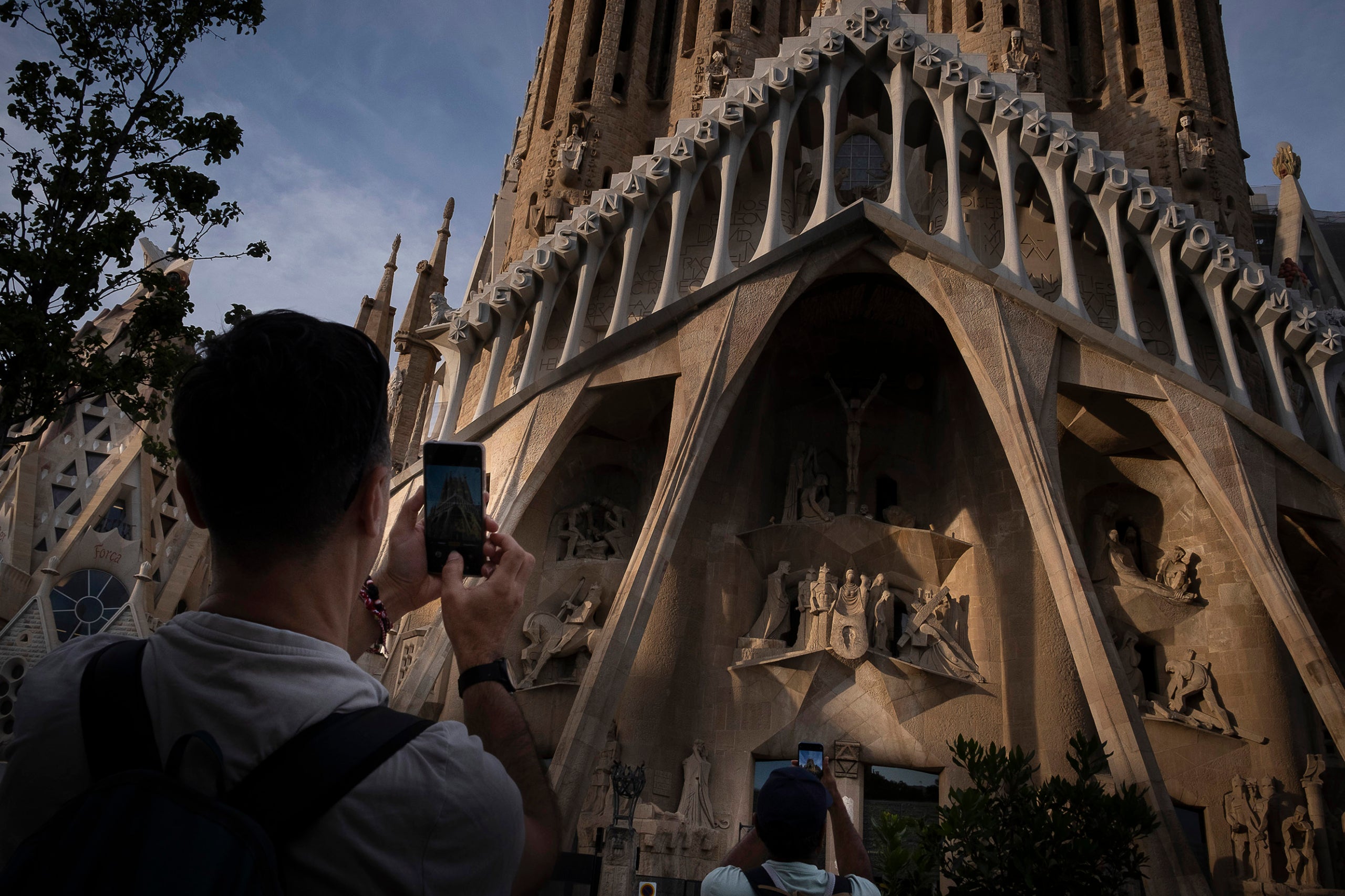 Turistes es fotografien a la façana de la Passió de la Sagrada Família.
25.05.2025, Barcelona
foto: Jordi Play