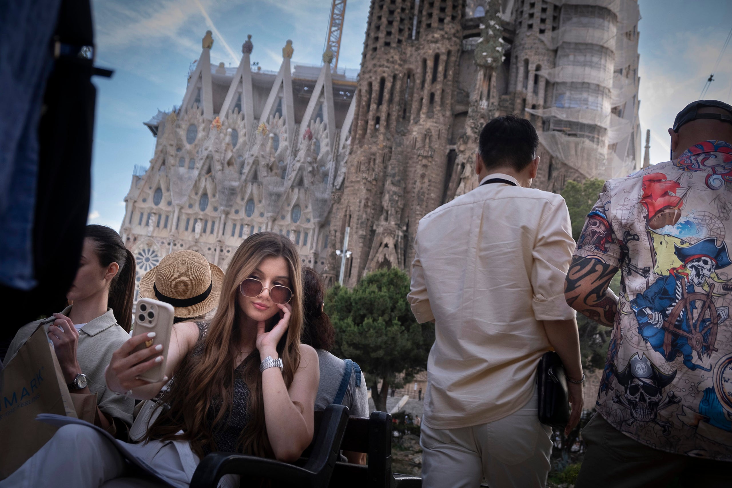 Turistes es fotografien a la façana del Naixement de la Sagrada Família de Barcelona / Jordi Play
