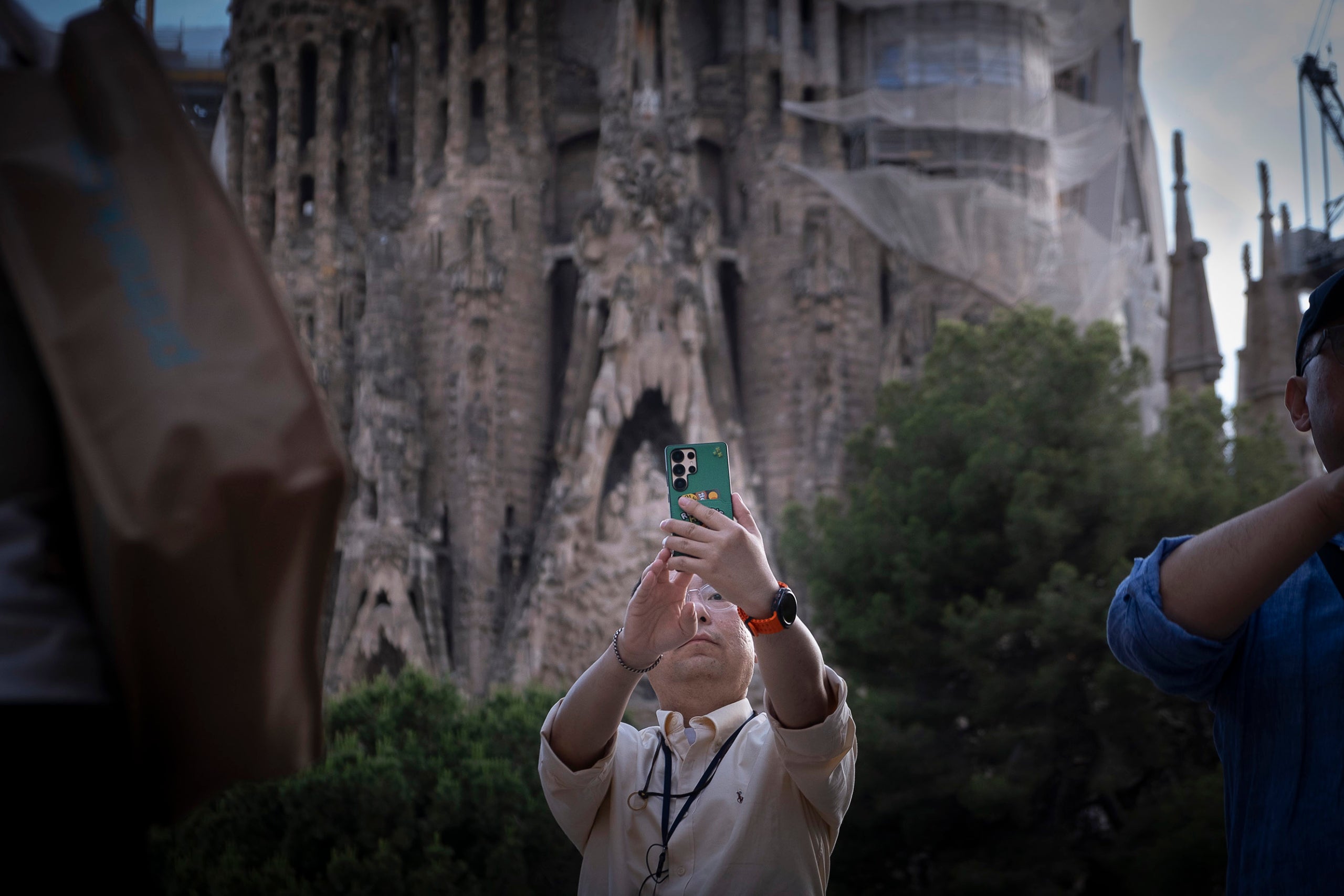 Turistes es fotografien a la façana del Naixement de la Sagrada Família.
25.05.2025, Barcelona
foto: Jordi Play