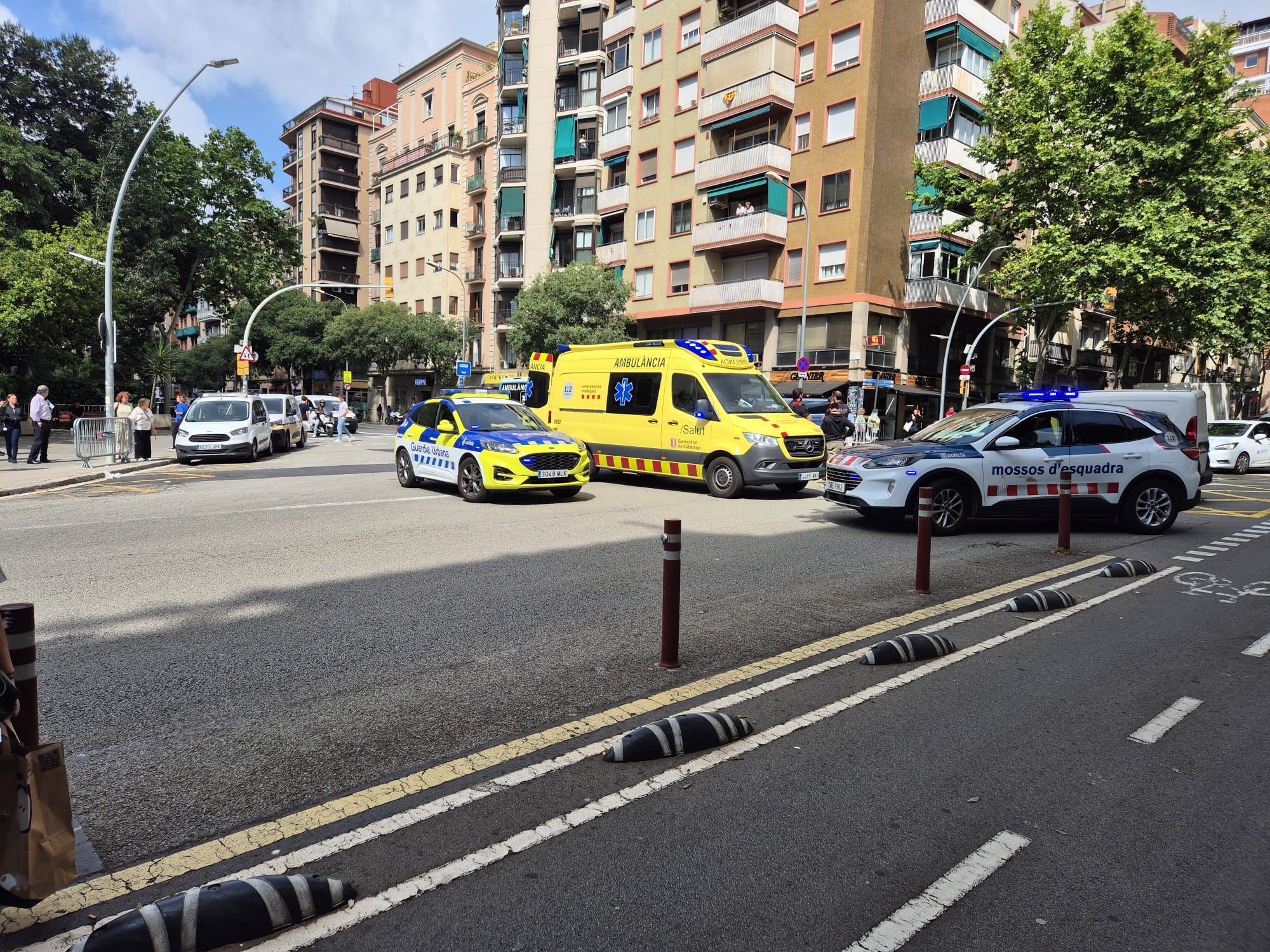 Desplegament dels Mossos i el SEM a l'encreuament entre la travessera de les Corts i el carrer de Numància on s'ha produït l'atropellament / Jose Díaz