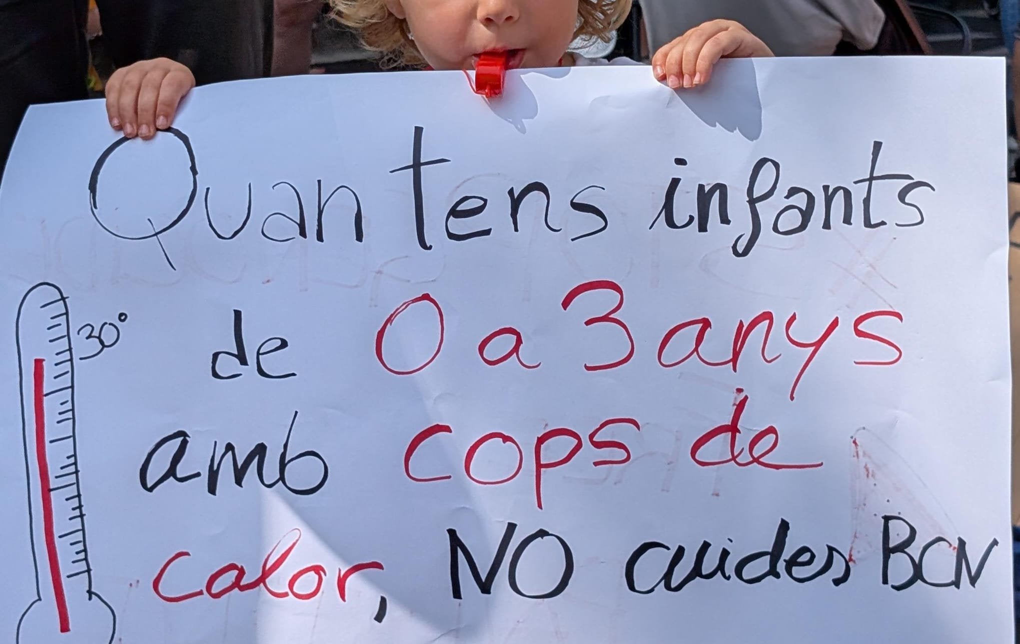 Un cartell de la protesta de famílies de l'escola bressol municipal Alchemika per la falta de climatització / ACN