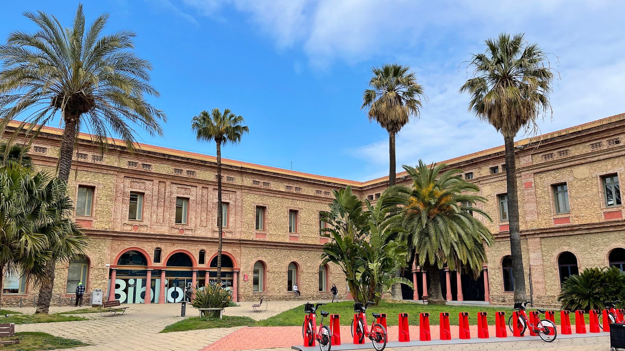 Exterior de la Biblioteca de Nou Barris - Aurora Díaz Plaja / Joan Brebo (CC BY-NC 2.0)