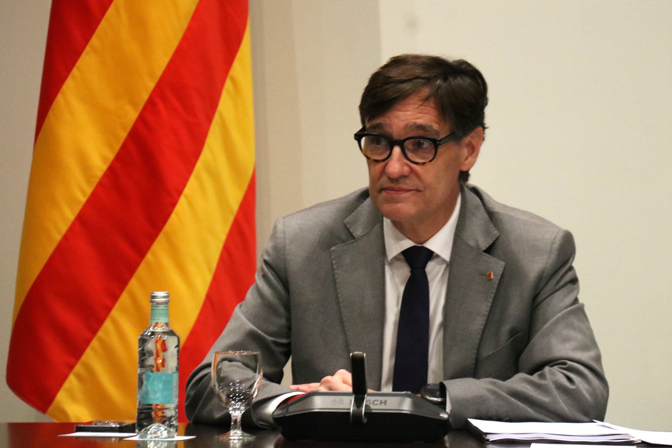 El president de la Generalitat, Salvador Illa, instants abans de l'inici de la reunió la Comissió tècnica per a l’ampliació de la capacitat de l’aeroport del Prat, al Palau de la Generalitat / Lluís Sibils / ACN
