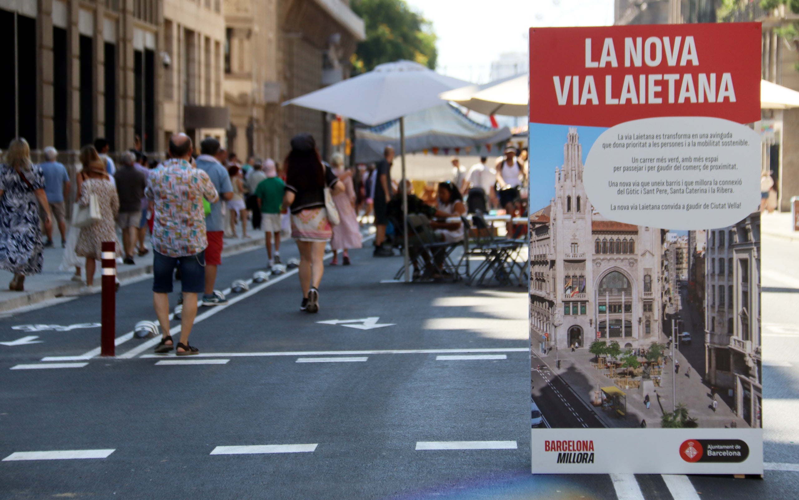 Persones passejant per la Via Laietana el dia de la inauguració. | Nazaret Romero (ACN)