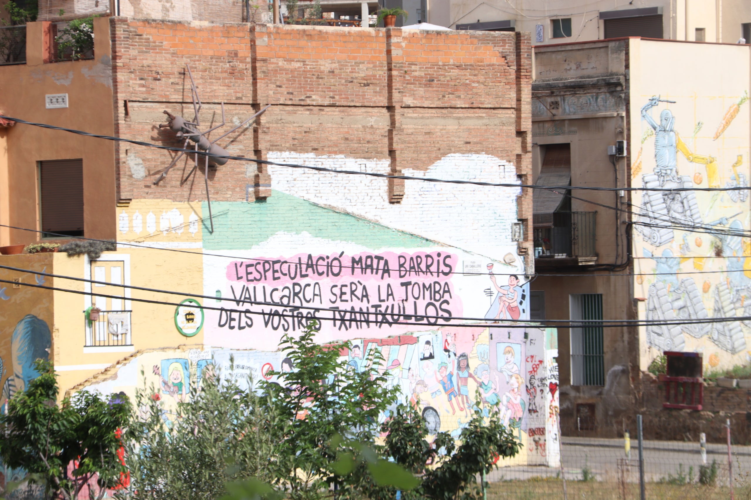 Pintada contra l'especulació immobiliària a Vallcarca / ACN