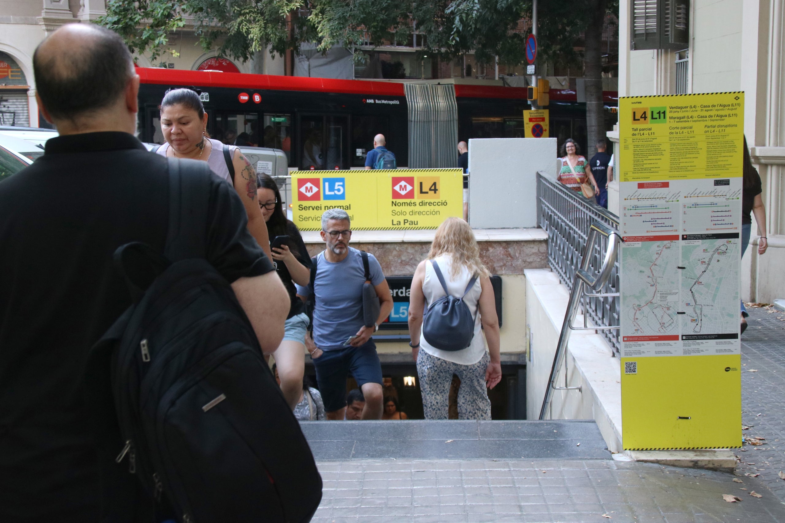La parada de metro de Verdaguer amb diversos cartells per l'inici de les obres a l'L4 aquest estiu / ACN