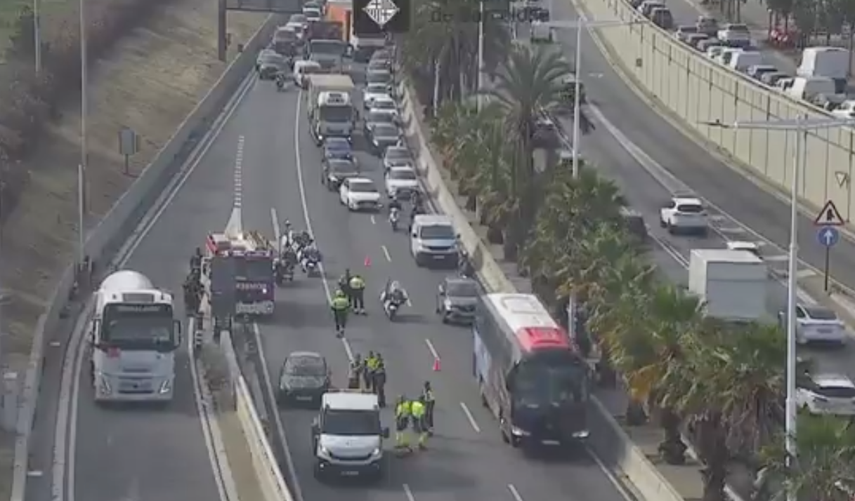Imatge de l'accident que ha provocat retencions a la ronda Litoral / Trànsit