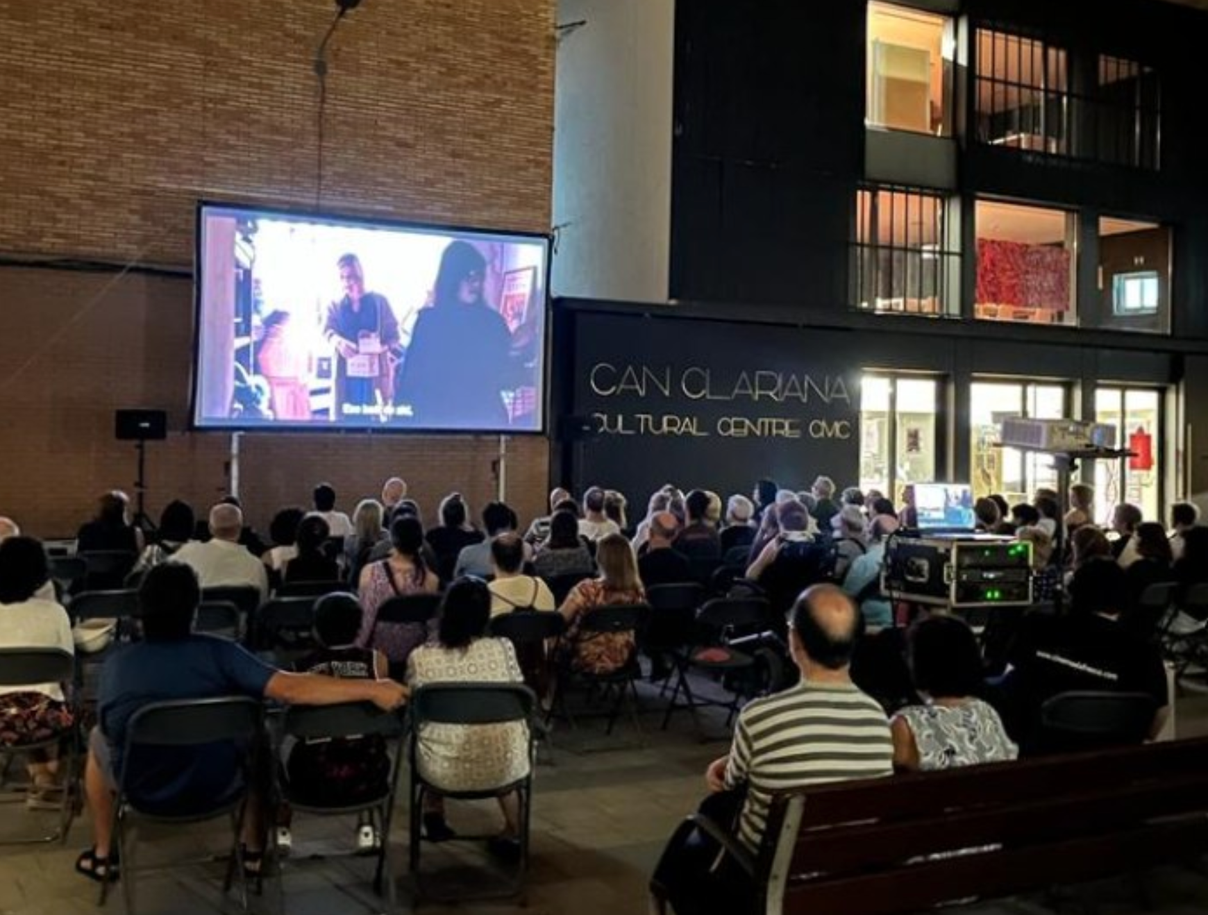 Las proyecciones del PantallaBCN se realizan al aire libre