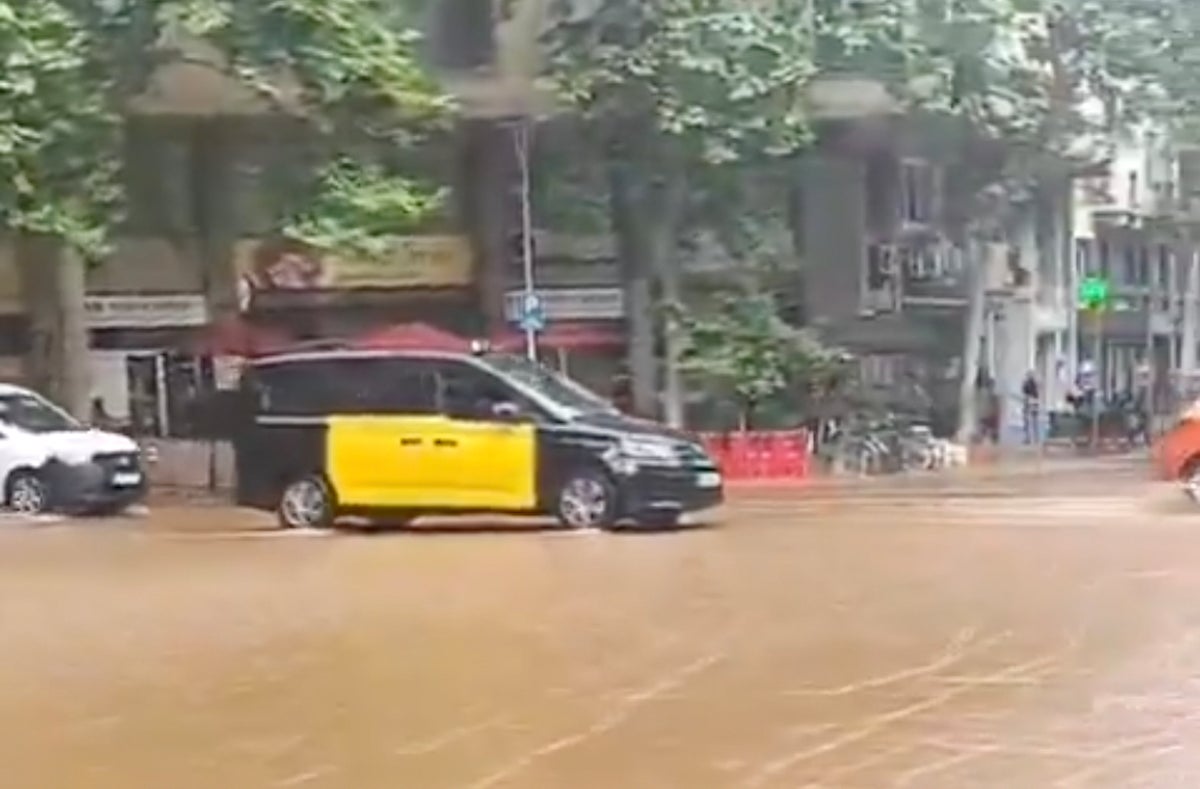 Una fuga de agua inunda calles del Eixample / Twitter
