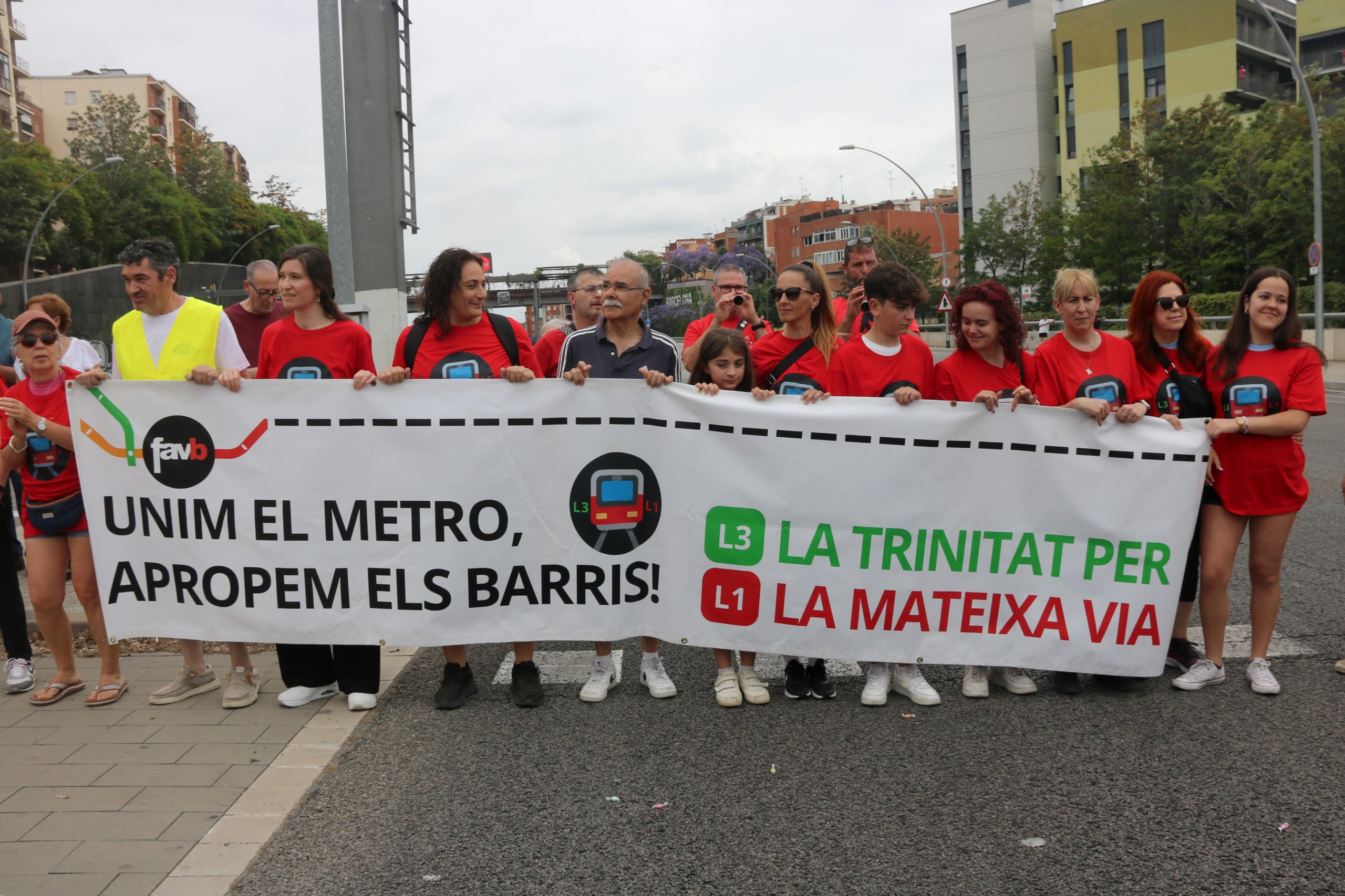 Més d'un centenar de persones han tallat aquest diumenge al matí la Meridiana per reclamar la connexió de les dues Trinitats per metro / Maria Asmarat (ACN)