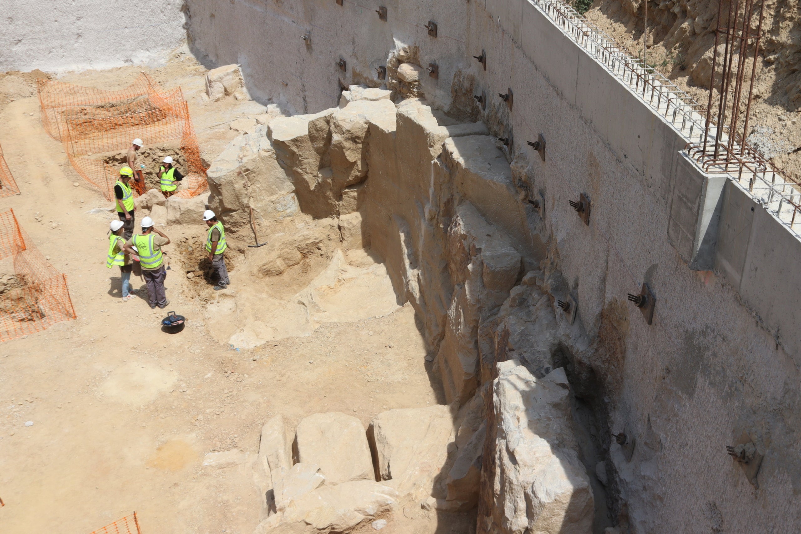 Les restes de la pedrera romana trobada durant les obres de construcció d'una nova promoció d'habitatges a Montjuïc / Laura Fíguls (ACN)