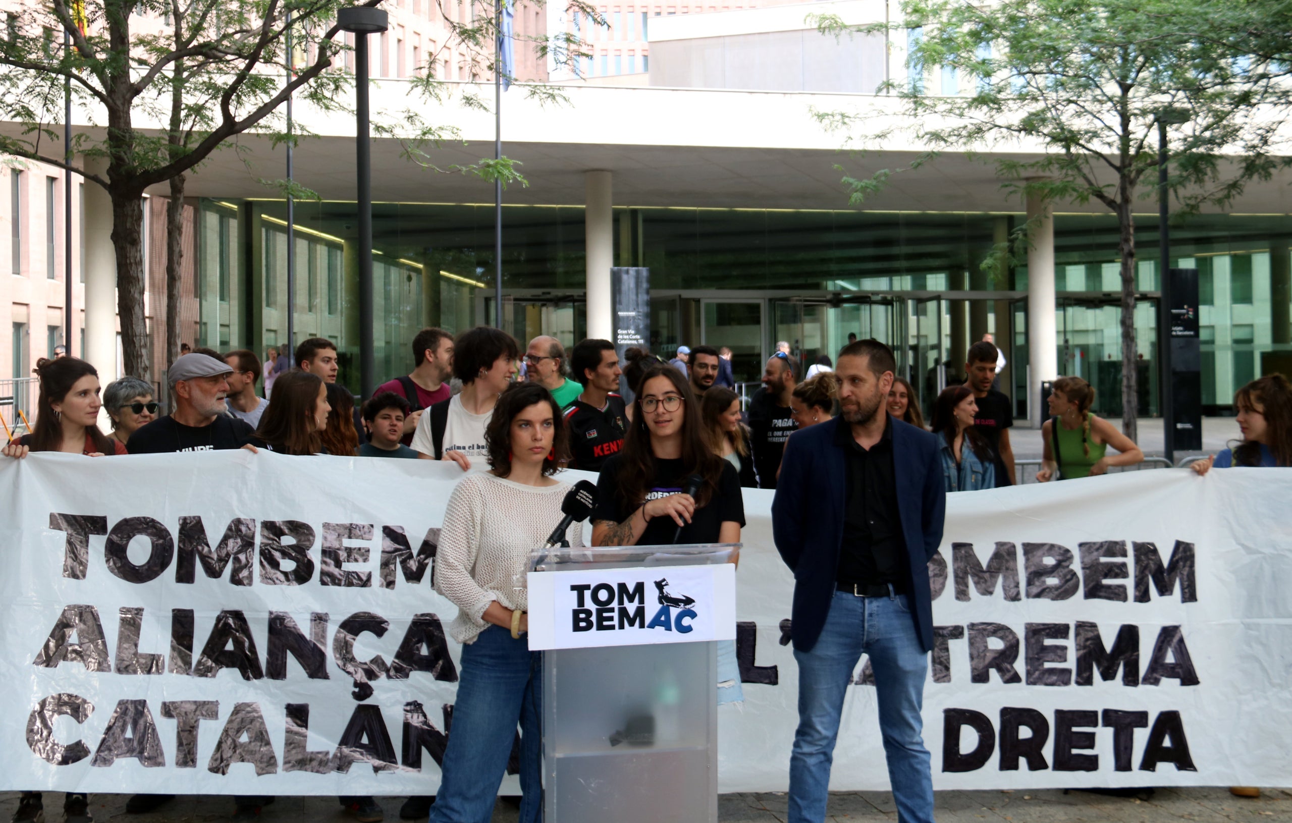 La Berta i la Laura, dues encausades, durant la concentració davant la Ciutat de la Justicia, amb el seu advocat, Eduardo Cáliz / Pol Solà (ACN)