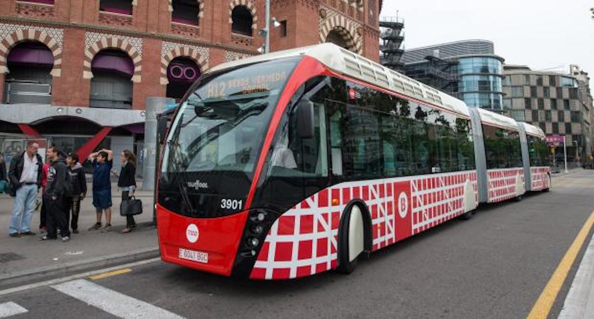 Un bus H12, la línia en la qual s'utilitza la IA per captar infractors / TMB