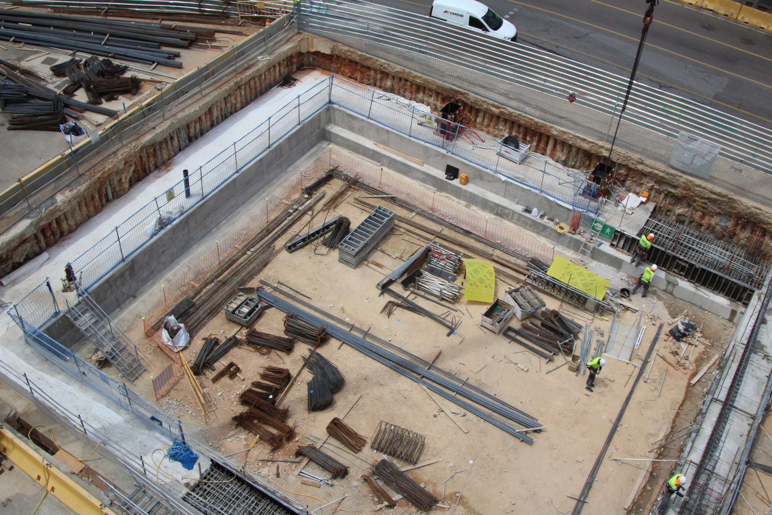 Les obres del nou tram de la línia L8 dels FGC que s'està obrint a la Gran Via, entre els carrers de Llança i Vilamarí, vistes des del balcó d'un veí / A.R.