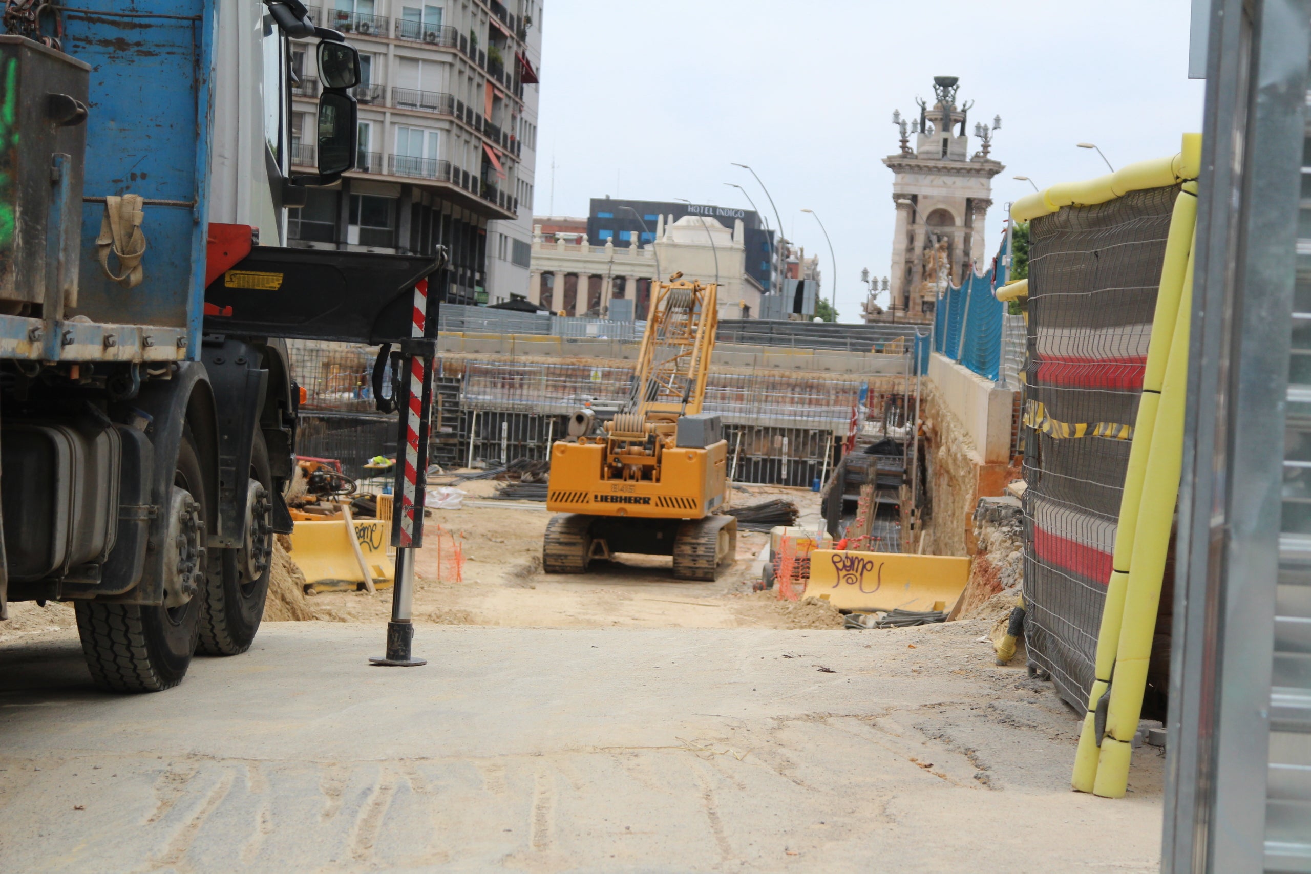 Les obres del nou tram de la línia L8 dels FGC que s'està obrint a la Gran Via, entre els carrers de Llança i Vilamarí / A.R.
